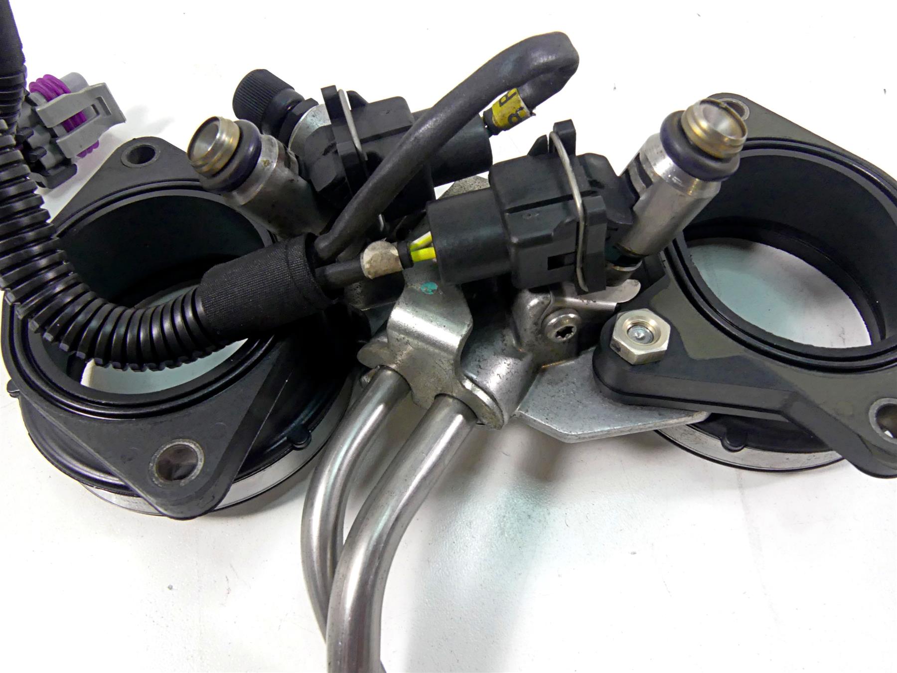2013 Harley VRSCF Muscle Vrod Fuel Gas Petrol Injectors Set 27662-01B 27665-01A {{ shop.shopifyCountryName }} - Mototech271