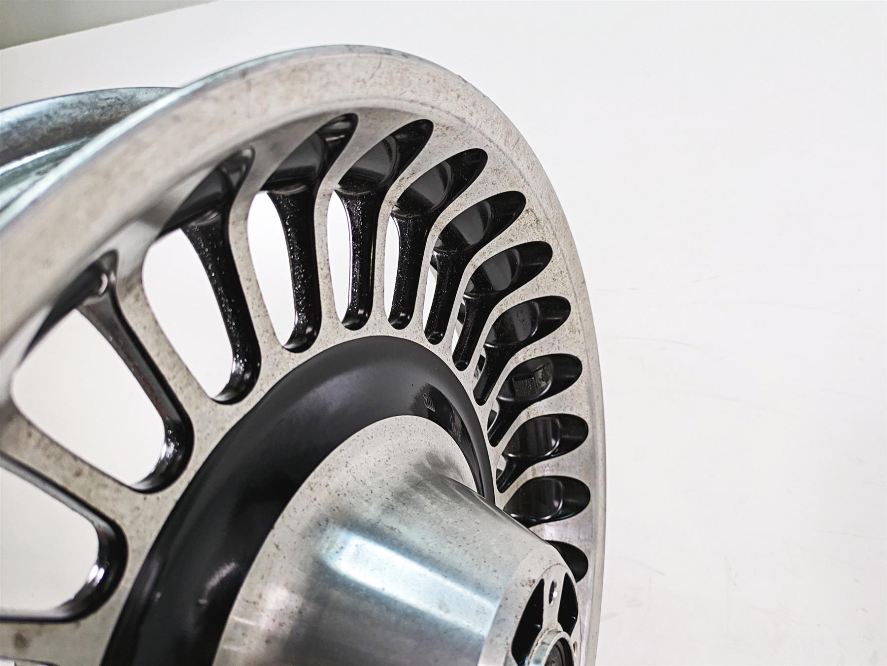 2011 Harley Touring FLHR Road King Straight 17x3 Front Wheel Rim 43300161 {{ shop.shopifyCountryName }} - Mototech271