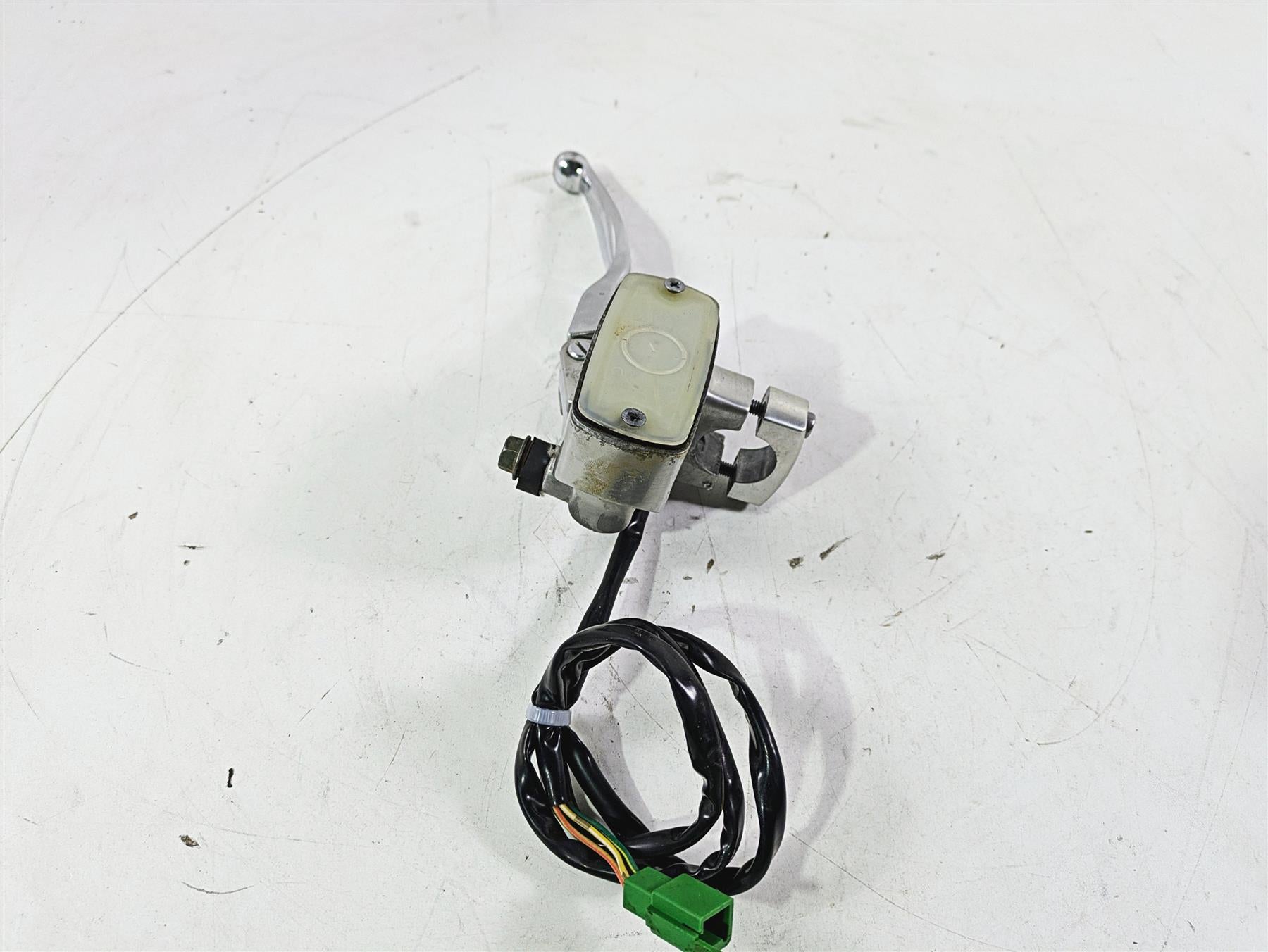 2004 Yamaha XVZ1300 Royal Star Front Brake Master Cylinder 4XY-W2587-01-00 {{ shop.shopifyCountryName }} - Mototech271