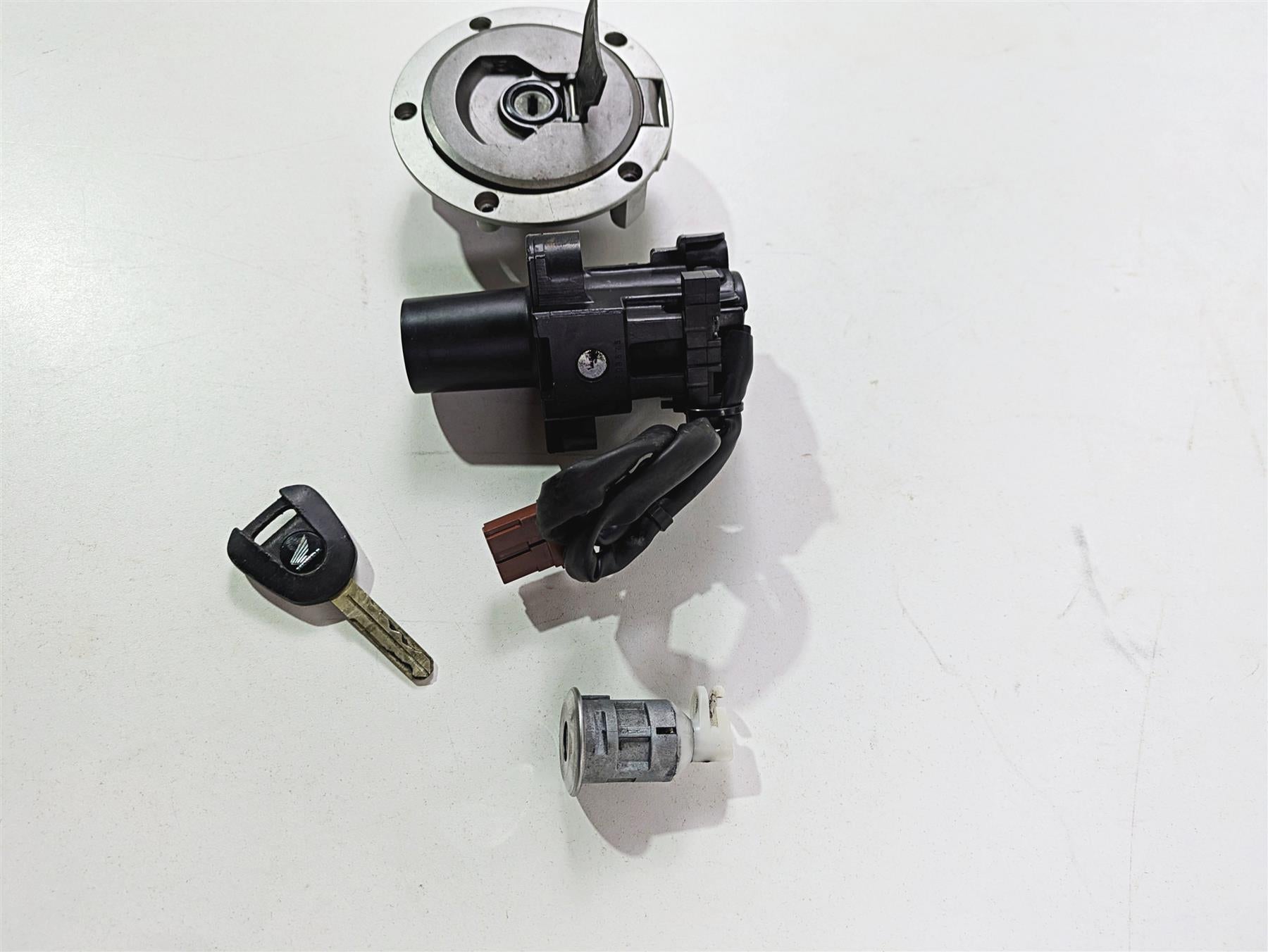 2016 Honda CBR650 F Ignition Switch Key Lock Set 35010-MJE-A02 35010-MJE-A04 {{ shop.shopifyCountryName }} - Mototech271