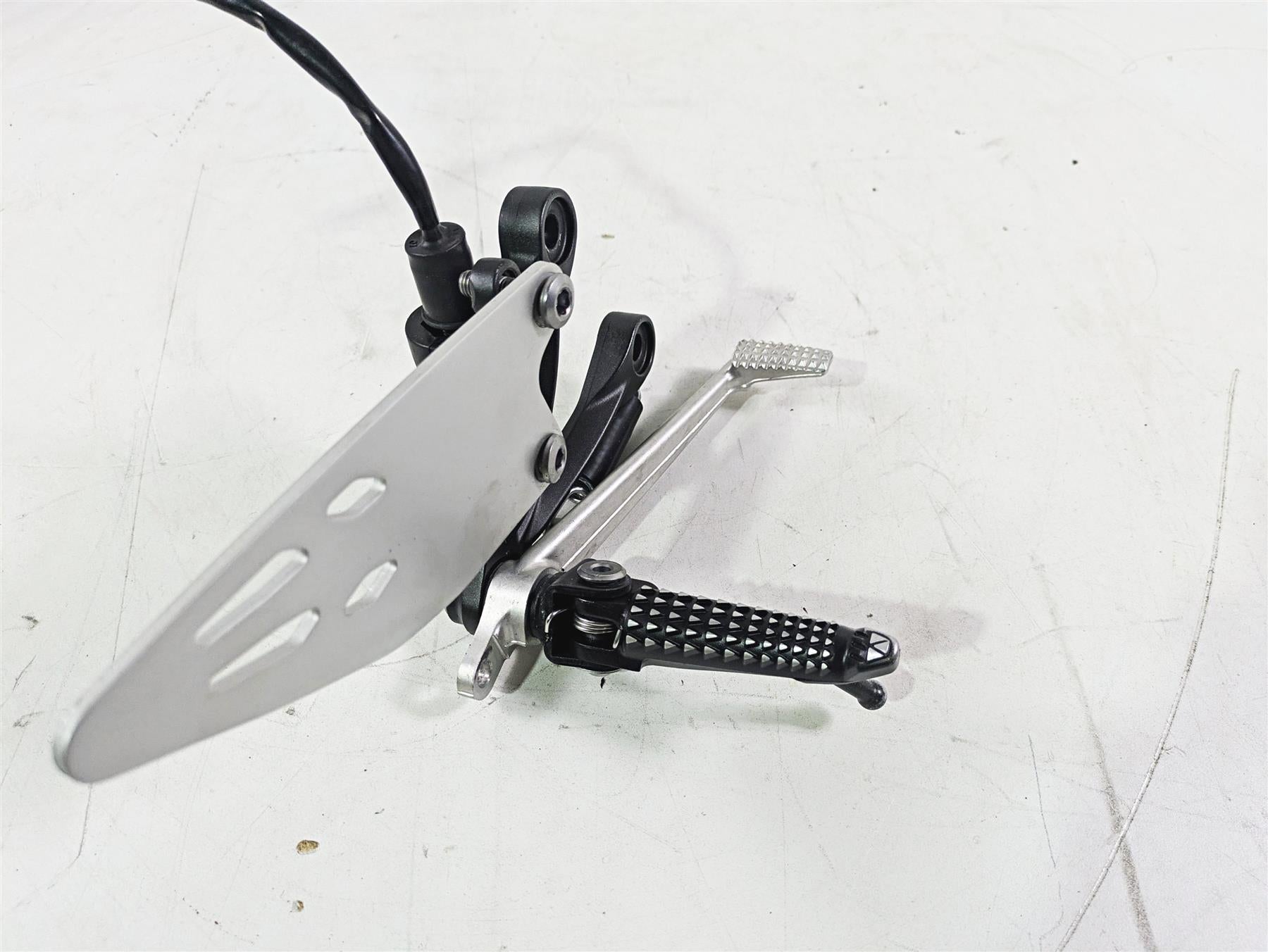 2020 Kawasaki ZX6R Ninja Right Foot Peg Brake Pedal Lever 35063-0590-18R {{ shop.shopifyCountryName }} - Mototech271