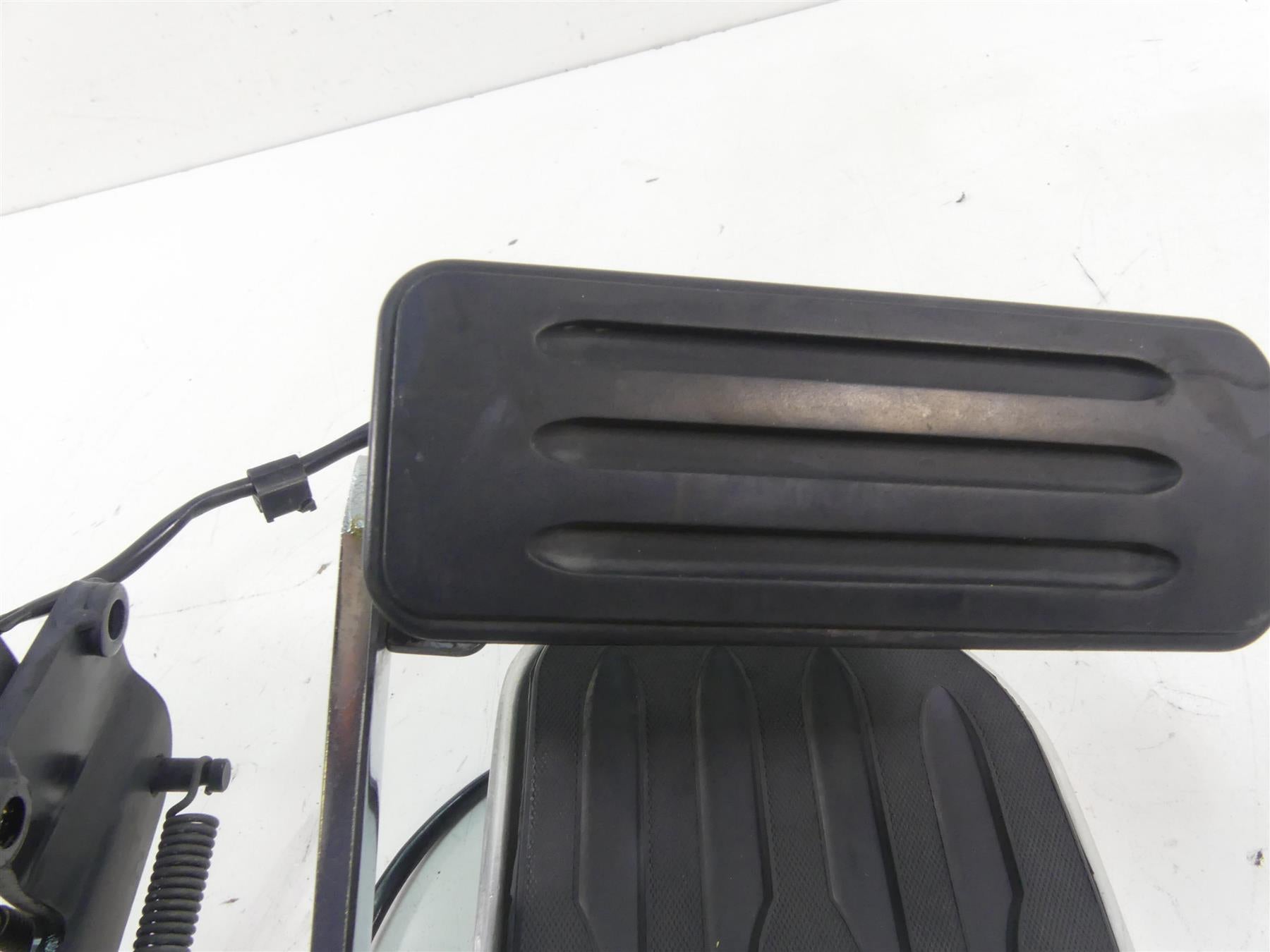 2001 Yamaha XV1600 Road Star Front Right Floor Board + Brake Pedal 4WM-27420-10 {{ shop.shopifyCountryName }} - Mototech271