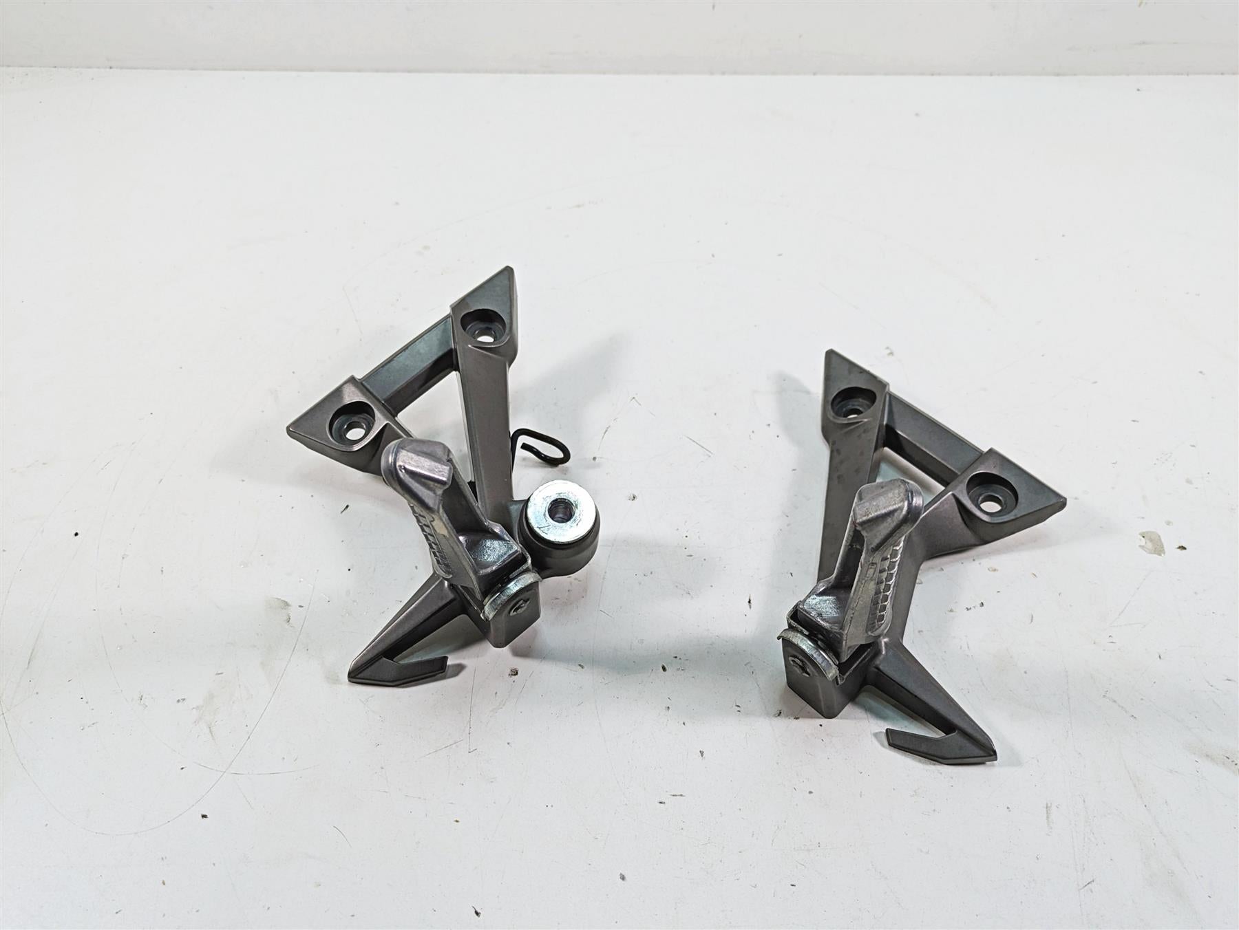 2016 Kawasaki Ninja EX300 Rear Passenger Footpeg Foot Pegs 35063-1271 35063-1272 {{ shop.shopifyCountryName }} - Mototech271