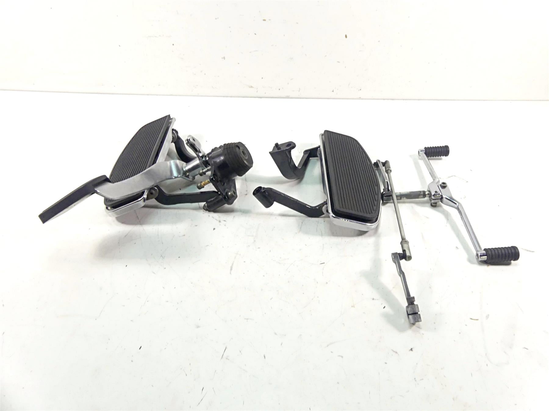2010 Harley Touring FLHRC Road King Front Left Right Floorboard Set 50621-06A {{ shop.shopifyCountryName }} - Mototech271