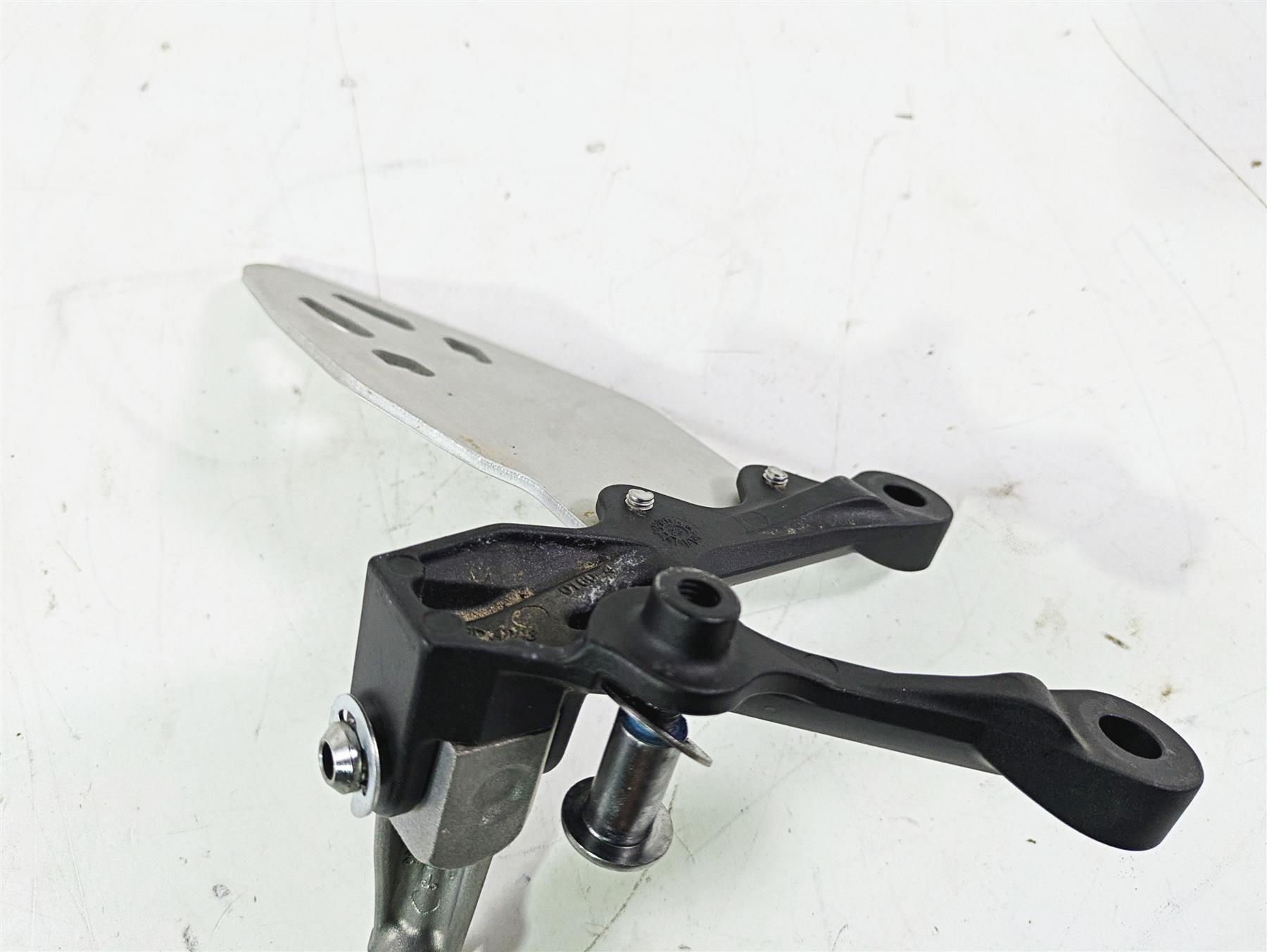 2024 Kawasaki ZX6R ZX636 Ninja Left Foot Peg + Mount & Guard 35063-0160-18R {{ shop.shopifyCountryName }} - Mototech271