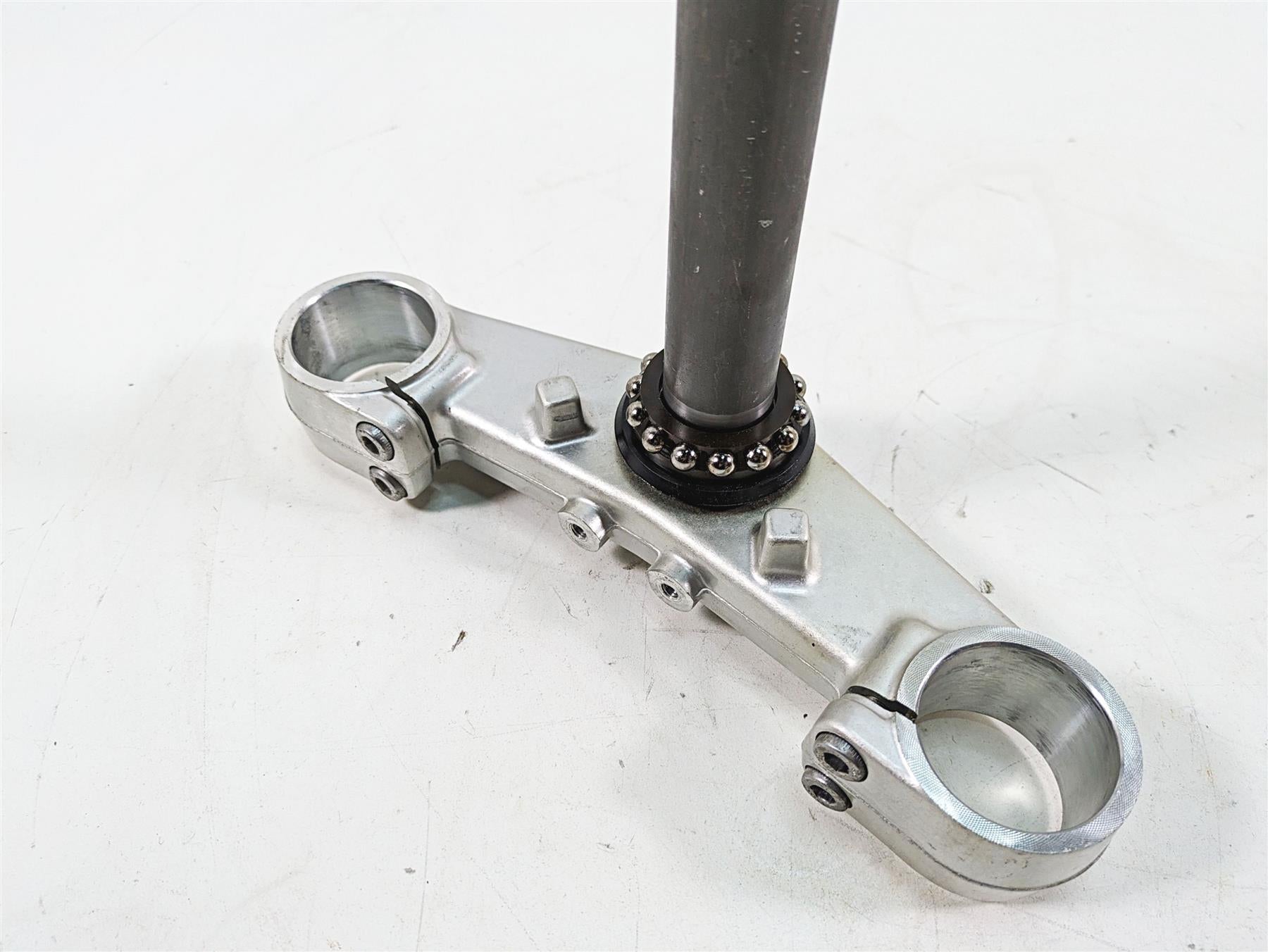 2002 Yamaha FZ1 FZS1000 Fazer Lower Triple Tree Steering Clamp 5LV-23340-00-00 {{ shop.shopifyCountryName }} - Mototech271