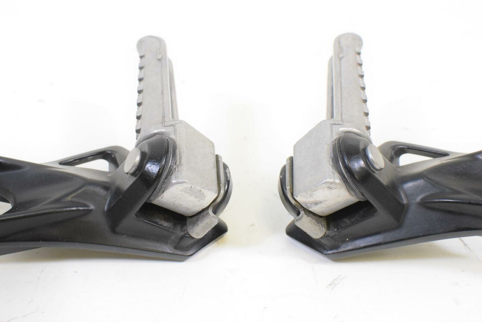 2007 Kawasaki ZX6R ZX636 ZX6 Ninja Rear Passenger Footpeg Set 35063-0145-W9 {{ shop.shopifyCountryName }} - Mototech271