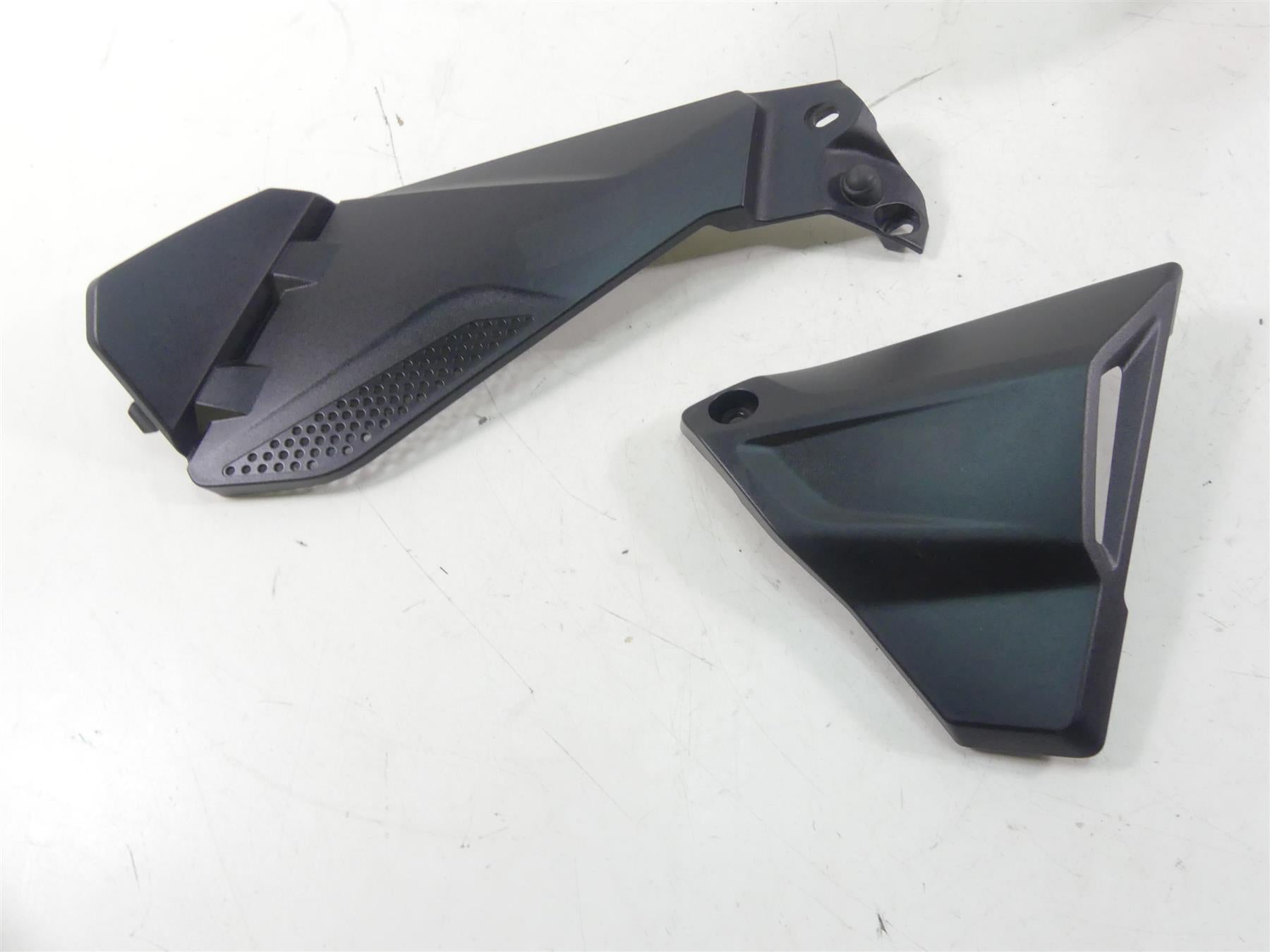 2017 BMW R1200GS GSW K50 Right Tank Side Fairing Cover Cowl Set 46638528670 {{ shop.shopifyCountryName }} - Mototech271