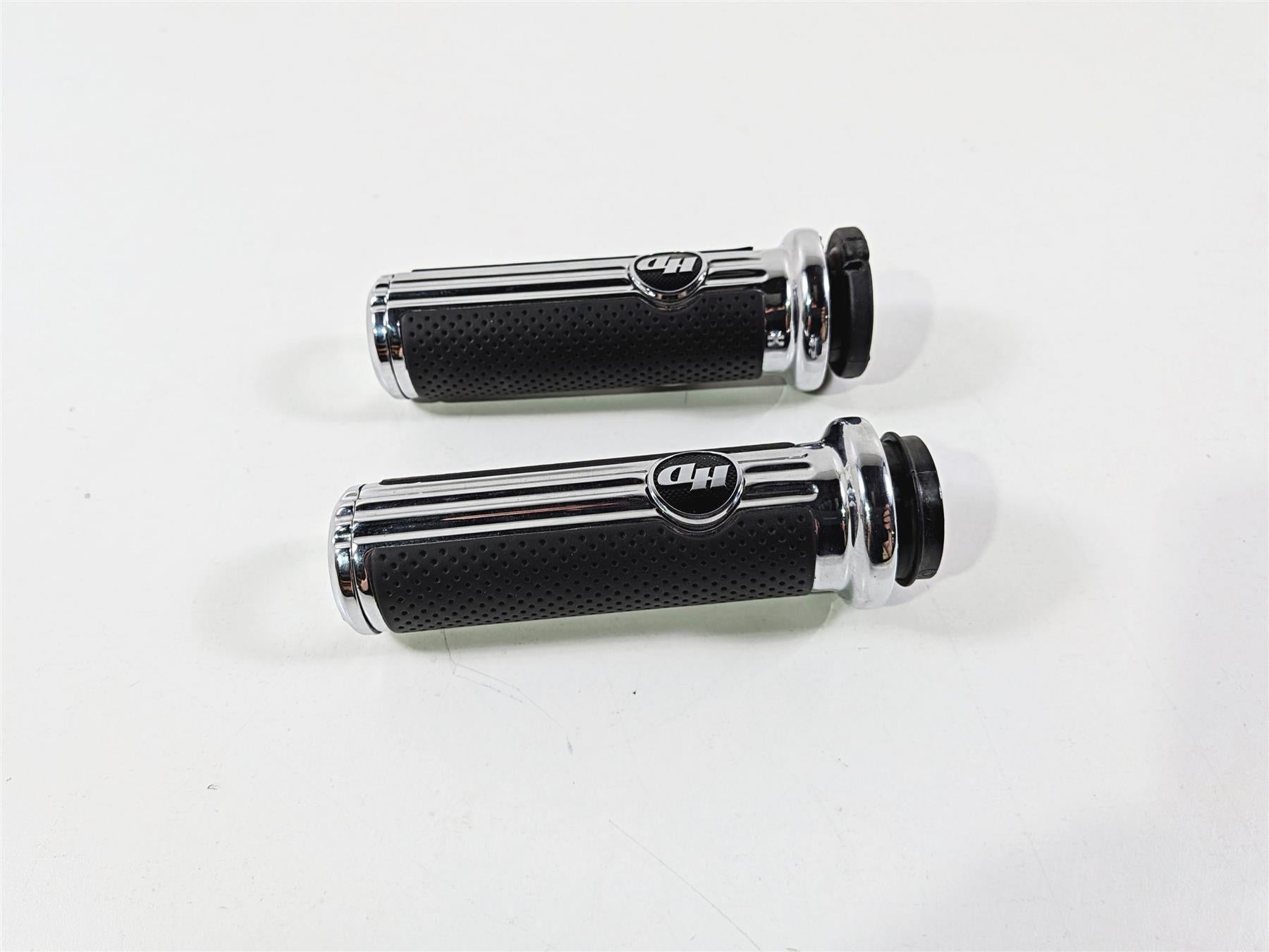 2017 Harley Touring FLHXS Street Glide Defiance Chrome Rubber Hand Grips 56100158 {{ shop.shopifyCountryName }} - Mototech271