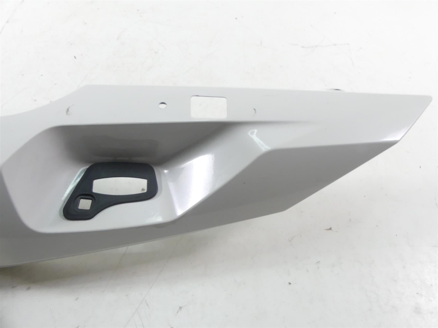 2017 BMW R1200RT K52 Left Tail Side Fairing Cover Alpinweiss 46638533567 {{ shop.shopifyCountryName }} - Mototech271