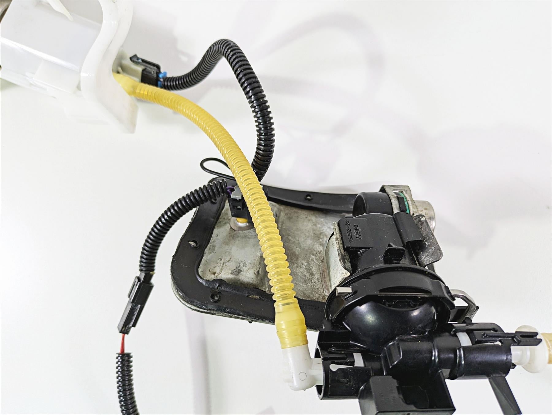2009 Harley FLSTSB Cross Bones Fuel Gas Petrol Pump - Tested 75284-08A 75252-08 {{ shop.shopifyCountryName }} - Mototech271