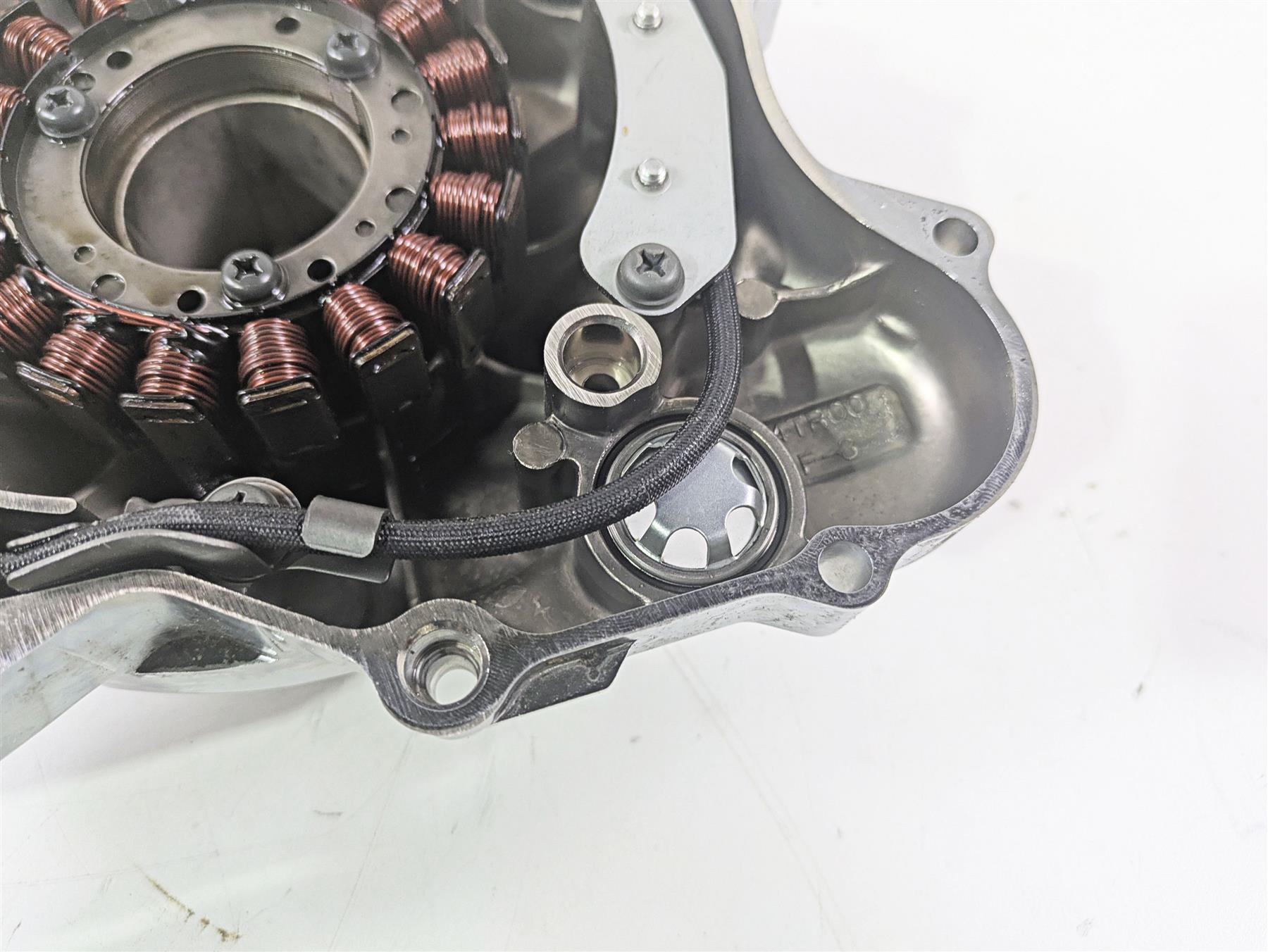 2006 Yamaha XVS650 V-Star Classic Chrome Engine Cover & Stator 4TR-15411-00-00 {{ shop.shopifyCountryName }} - Mototech271