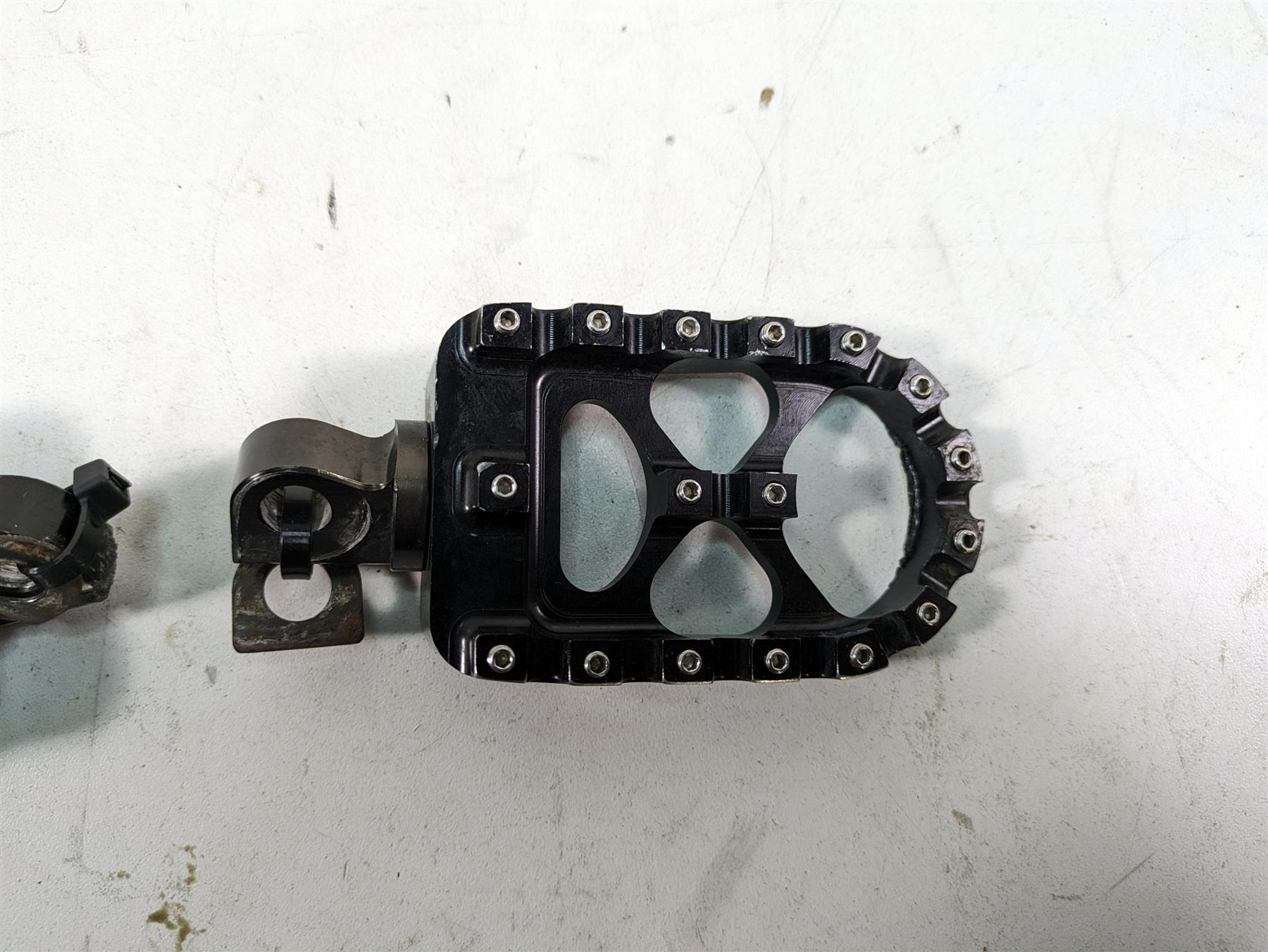 2015 Harley FXDL Dyna Low Rider Aftermarket Grip Stunt Footpeg Foot Peg Set {{ shop.shopifyCountryName }} - Mototech271