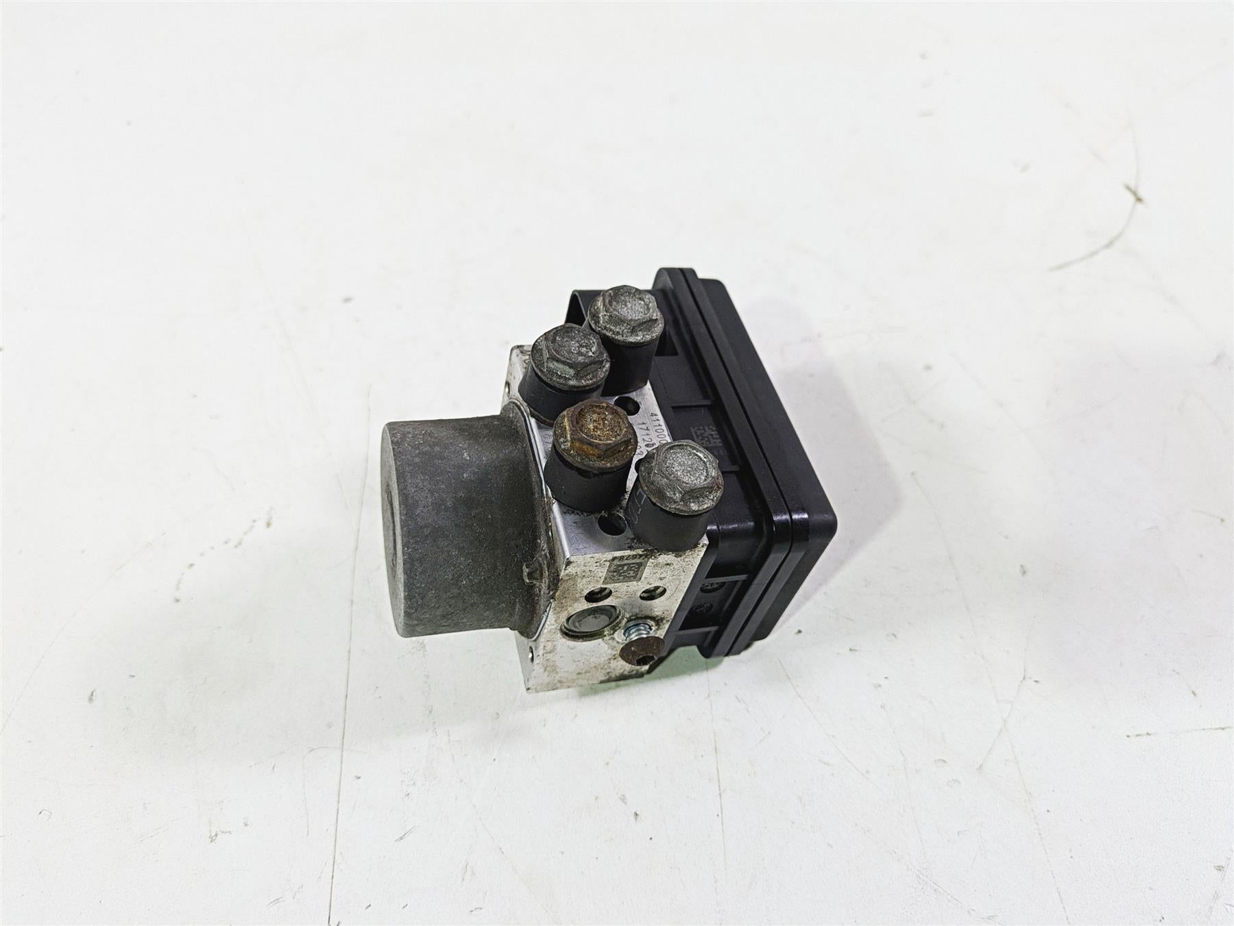 2018 Harley Softail FXFBS Fat Bob Abs Brake Pump Unit Module 41100043C {{ shop.shopifyCountryName }} - Mototech271