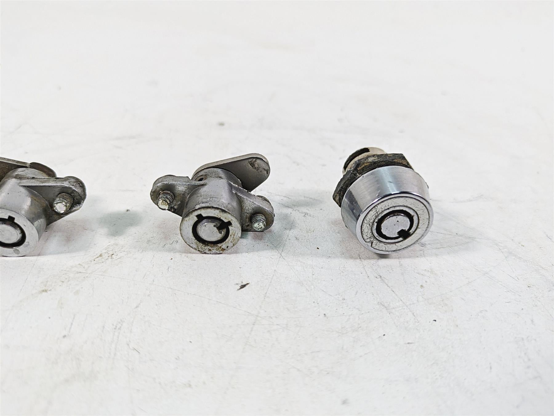 1999 Harley Touring FLHTC Electra Glide Tank Lid Bag Locks & 3 Keys 61029-92A {{ shop.shopifyCountryName }} - Mototech271