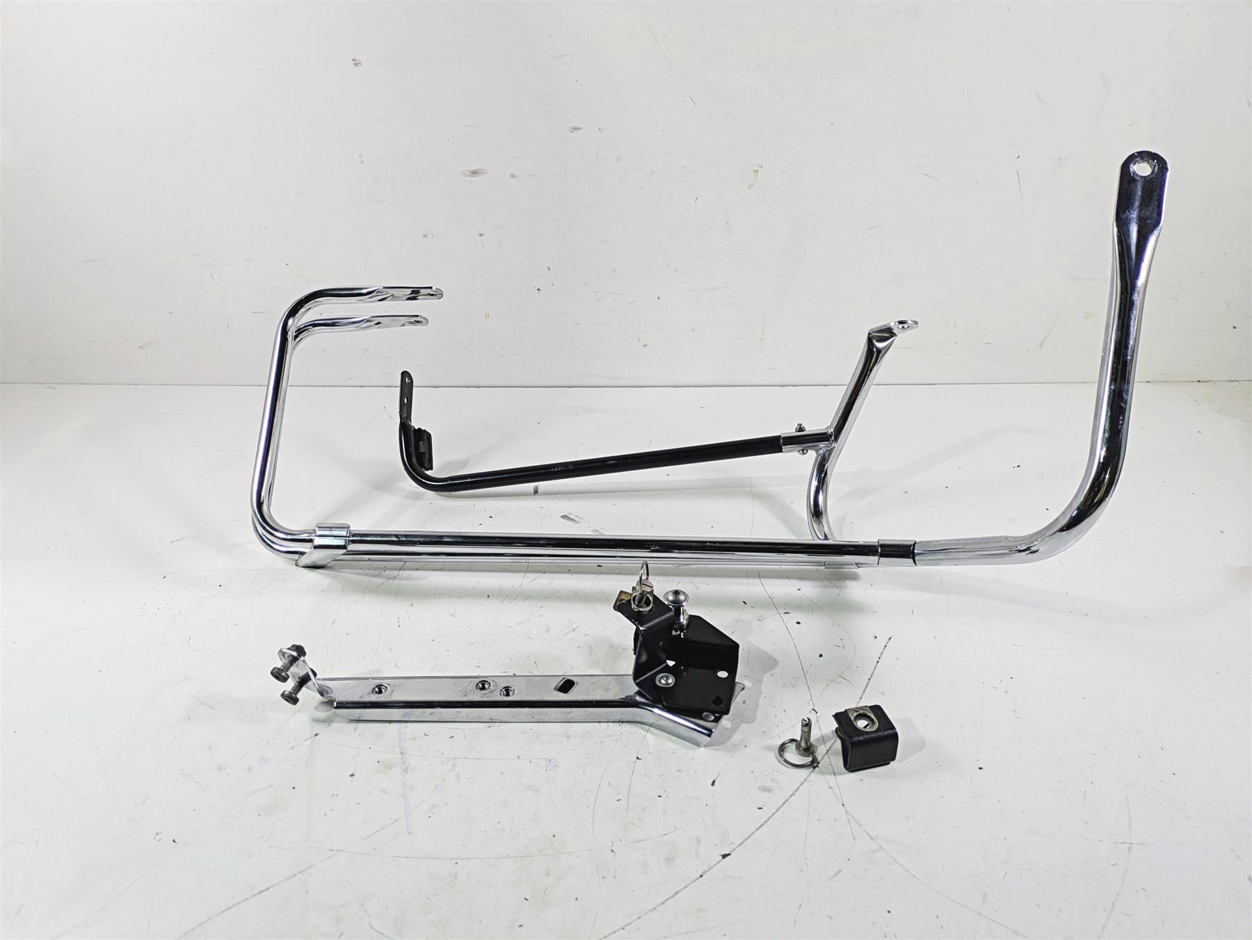 2007 Harley Touring FLHTCU SE CVO E-Glide Right Saddlebag Guard 49207-04 {{ shop.shopifyCountryName }} - Mototech271