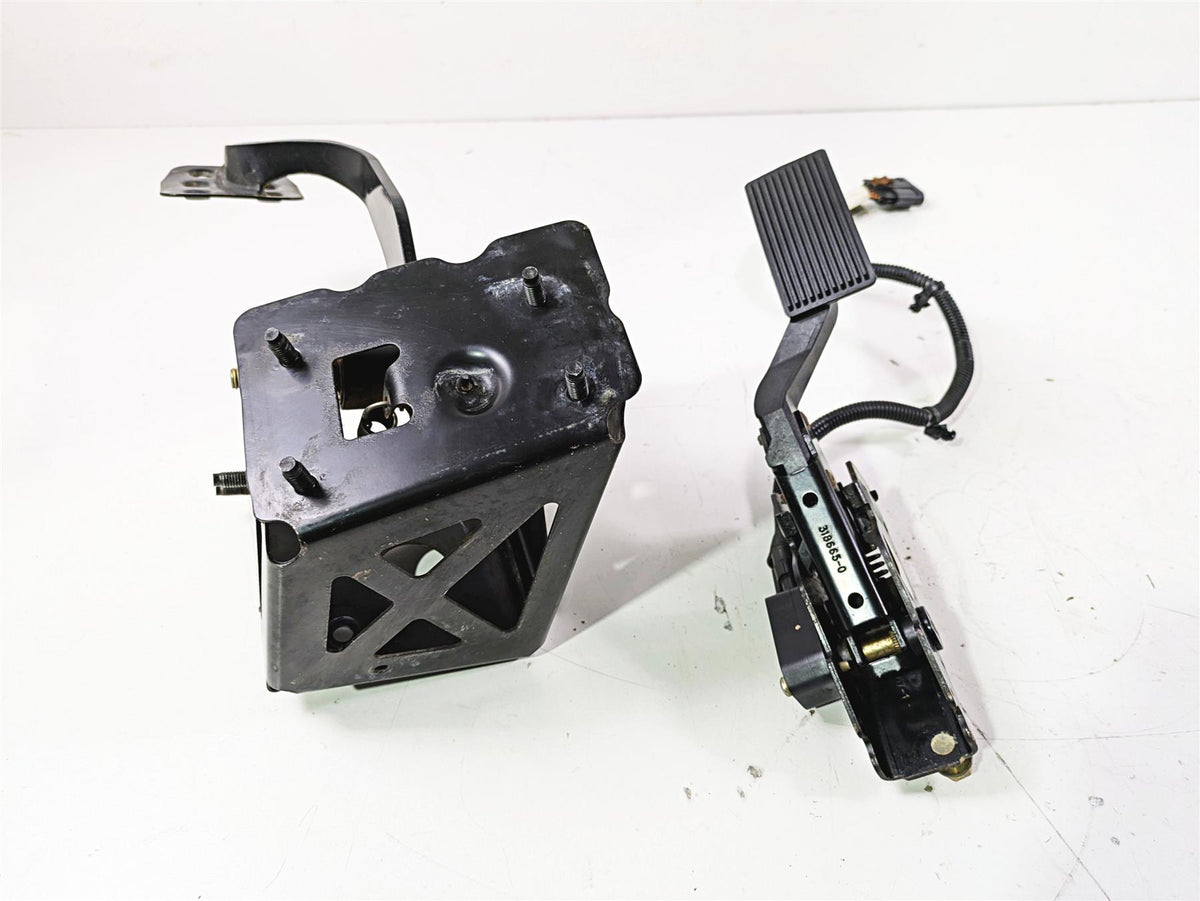 2019 Can Am Maverick X3 XRS Turbo R Foot Pedal Set & Mount 705207621 {{ shop.shopifyCountryName }} - Mototech271