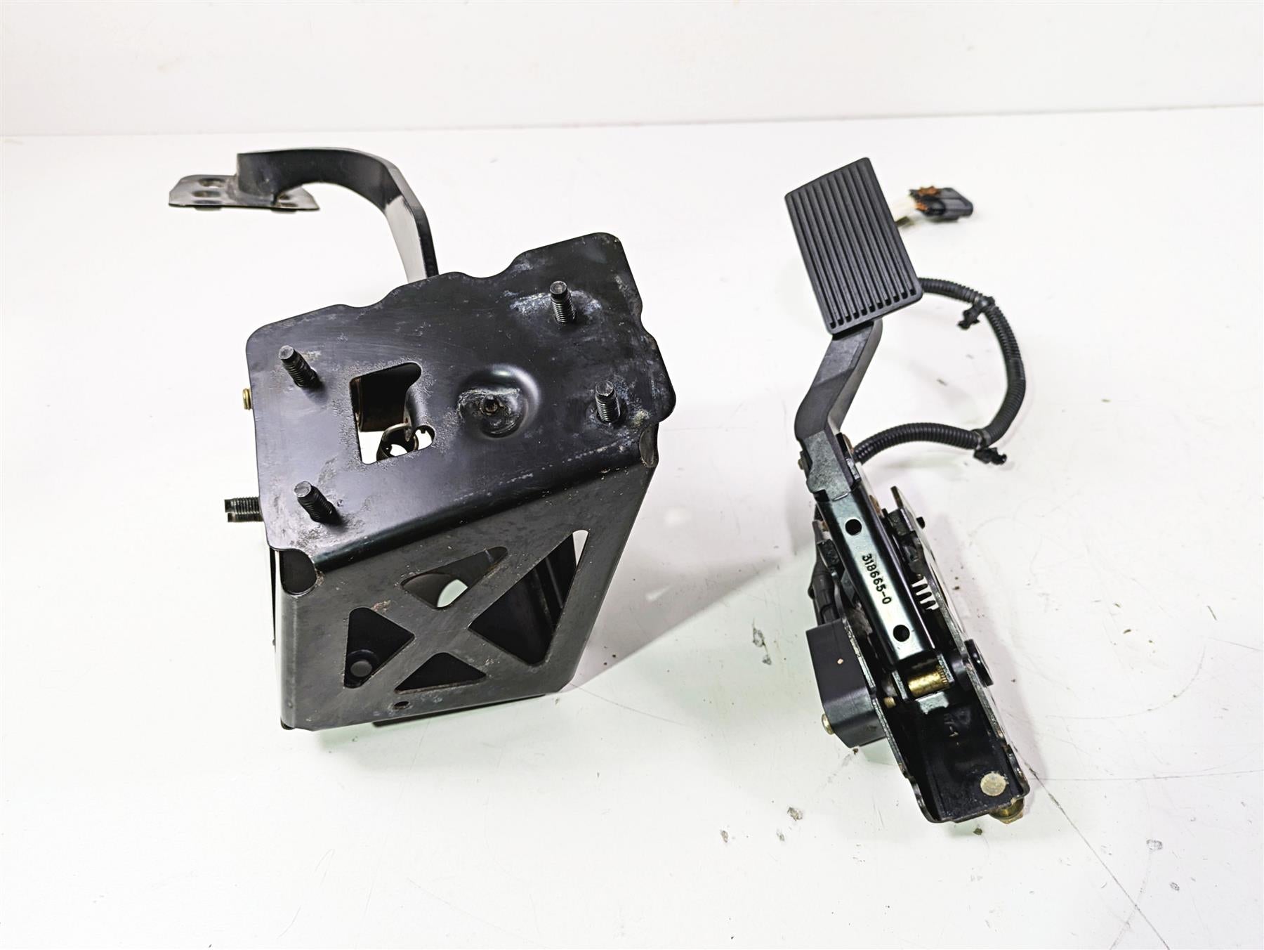 2019 Can Am Maverick X3 XRS Turbo R Foot Pedal Set & Mount 705207621 {{ shop.shopifyCountryName }} - Mototech271