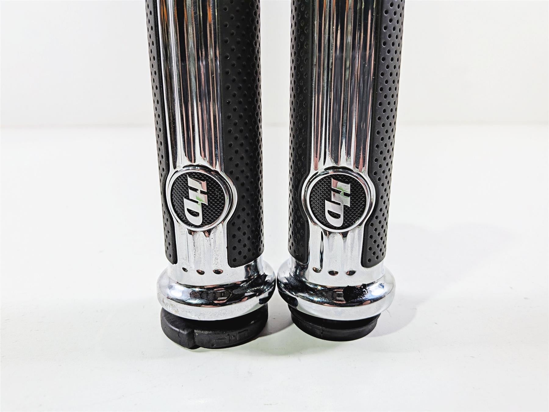 2017 Harley Touring FLHXS Street Glide Defiance Chrome Rubber Hand Grips 56100158 {{ shop.shopifyCountryName }} - Mototech271