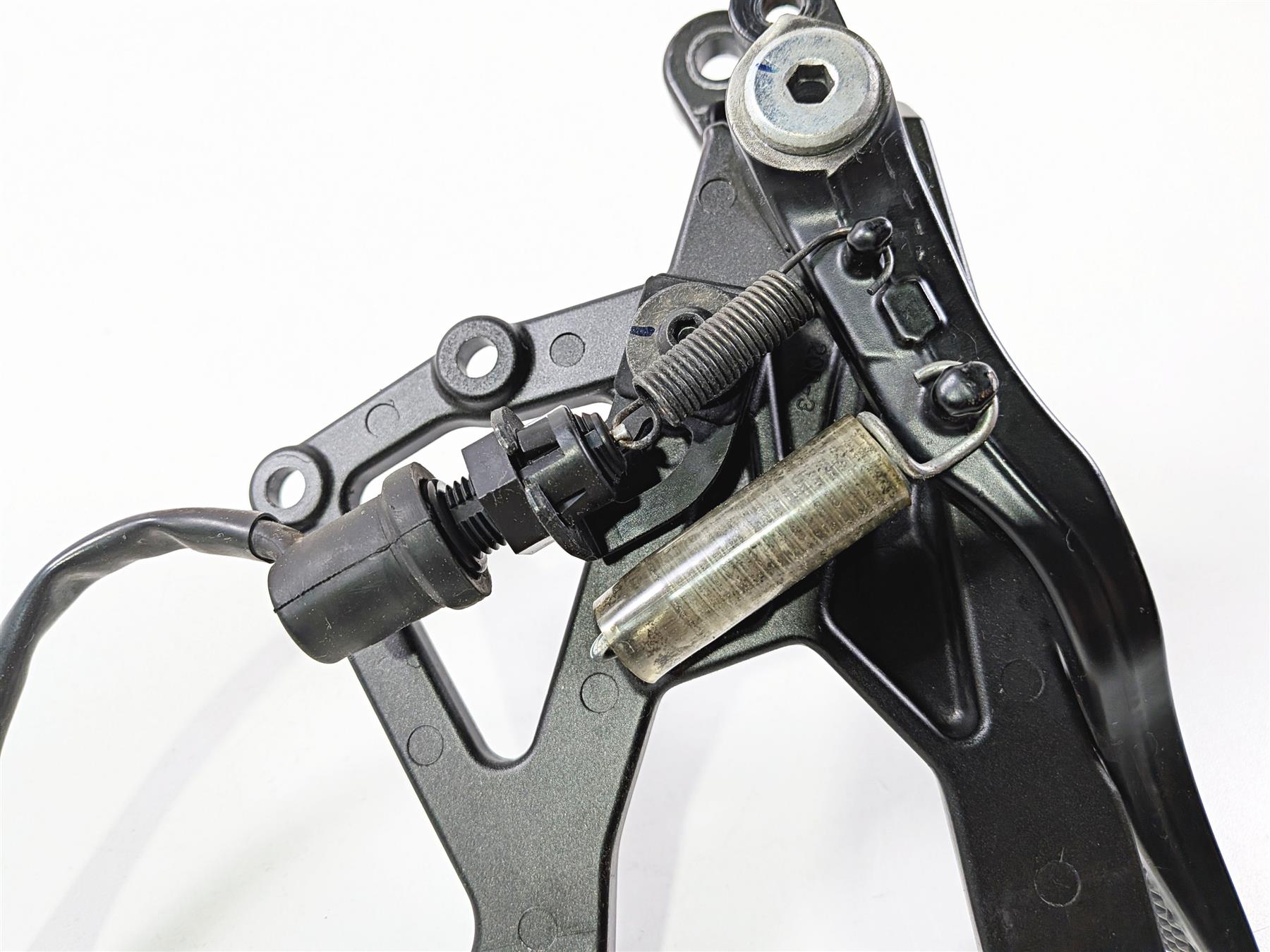 2016 Yamaha YZF R1 RN32 Front Right Foot Peg & Brake Pedal 2CR-27443-00-00 {{ shop.shopifyCountryName }} - Mototech271