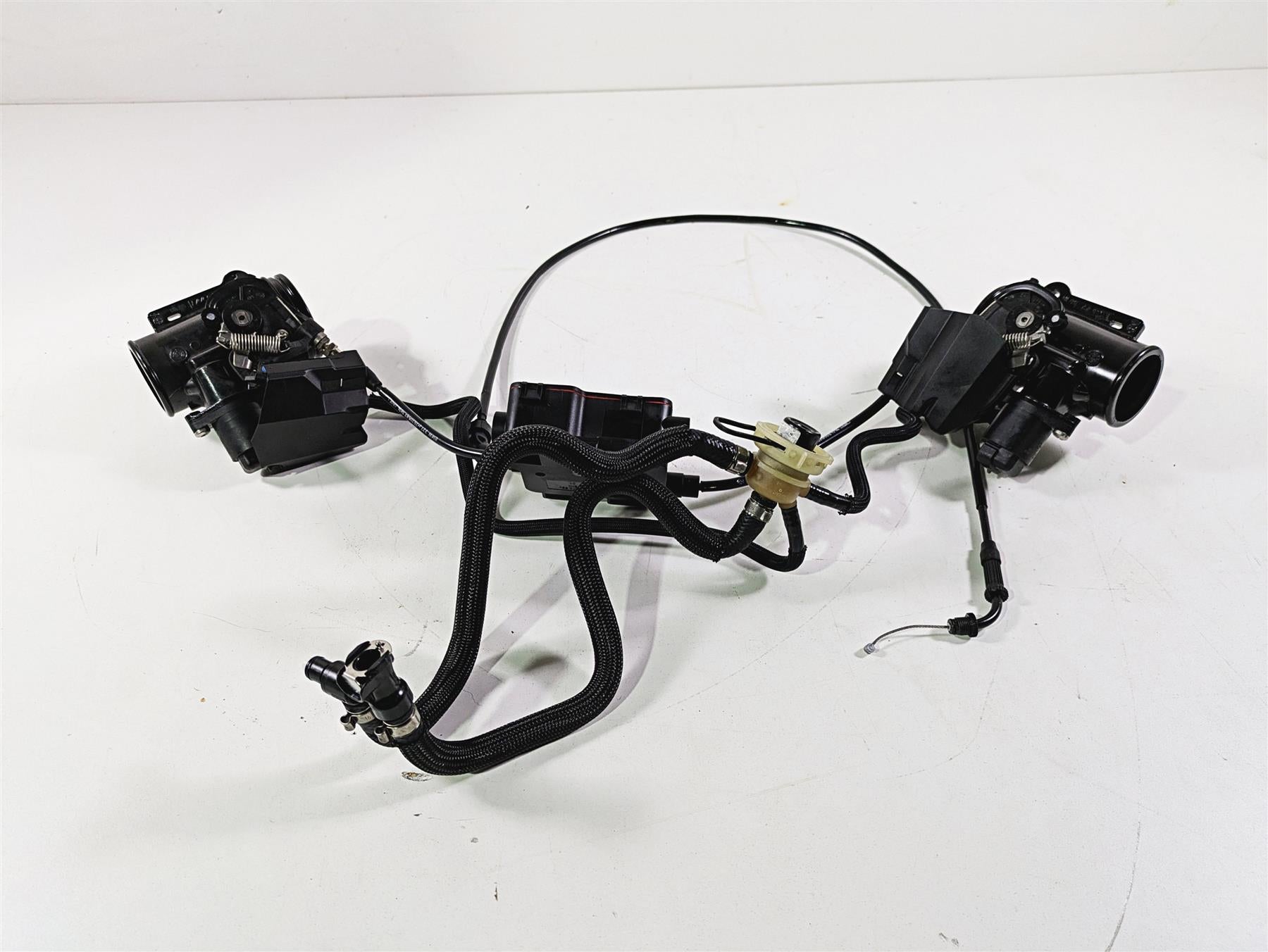 2014 BMW R nine T R9T K21 Throttle Body & Junction Set 13547705239 13547705240
