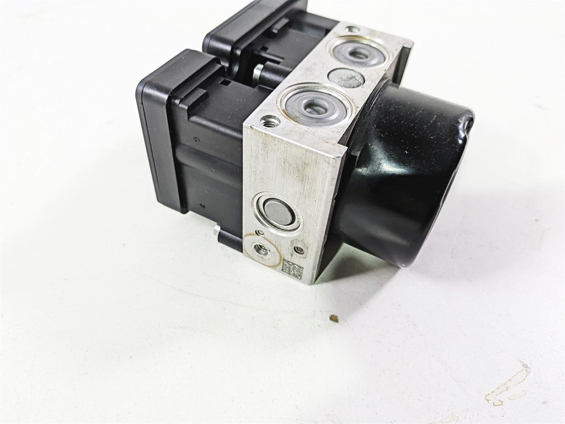 2016 Moto Guzzi Stelvio 1200 8V NTX Abs Brake Pump Unit Module 895351 {{ shop.shopifyCountryName }} - Mototech271