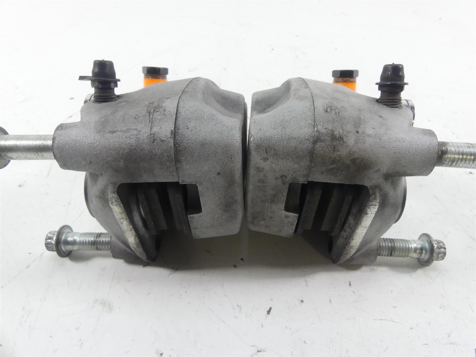 2005 Harley Touring CVO FLHTCSE Electra Glide Front Brake Caliper Set 44382-99C {{ shop.shopifyCountryName }} - Mototech271