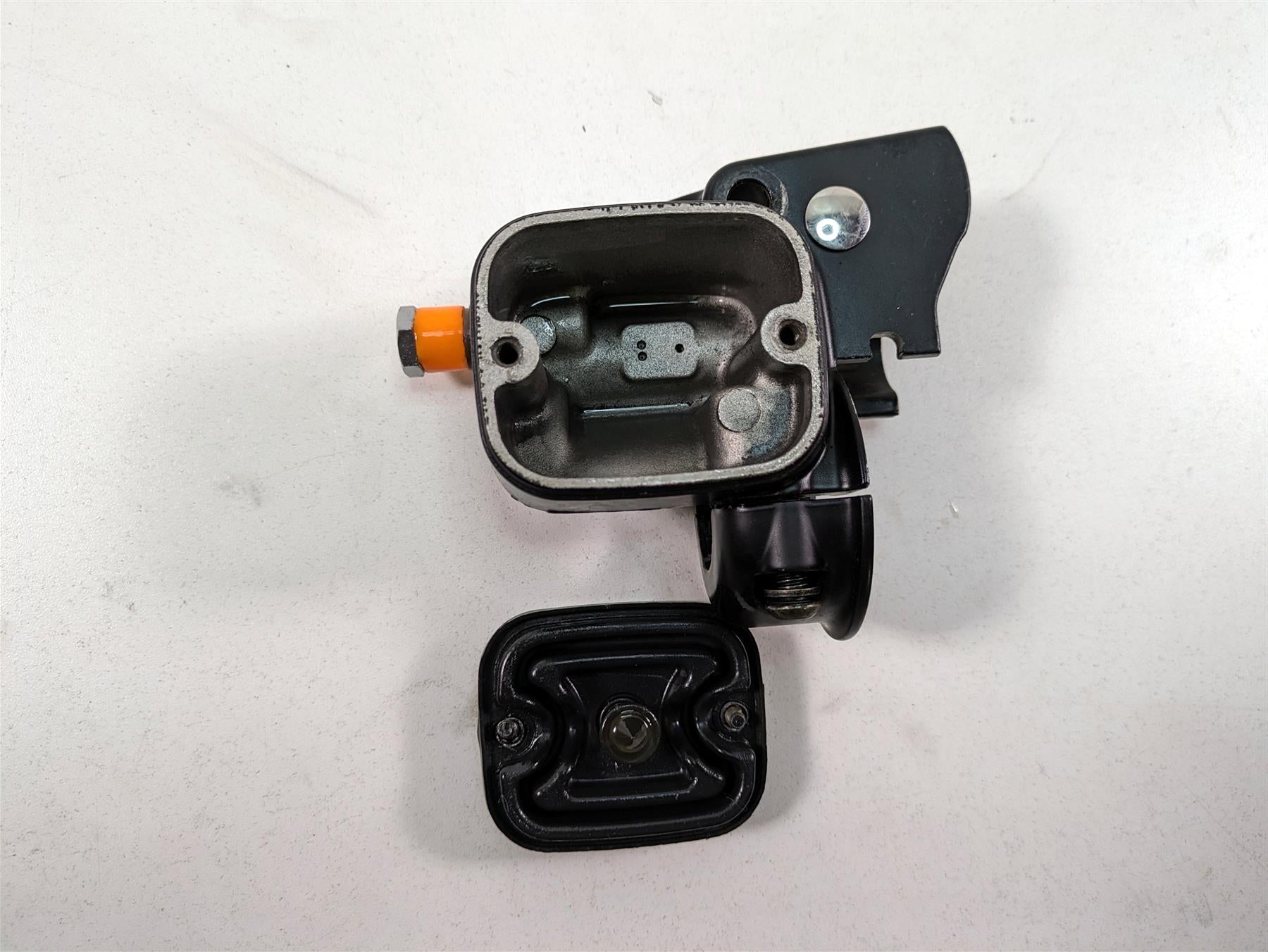 2000 Harley Dyna FXDL Low Rider Front Brake Master Cylinder 11/16" 41700737 {{ shop.shopifyCountryName }} - Mototech271