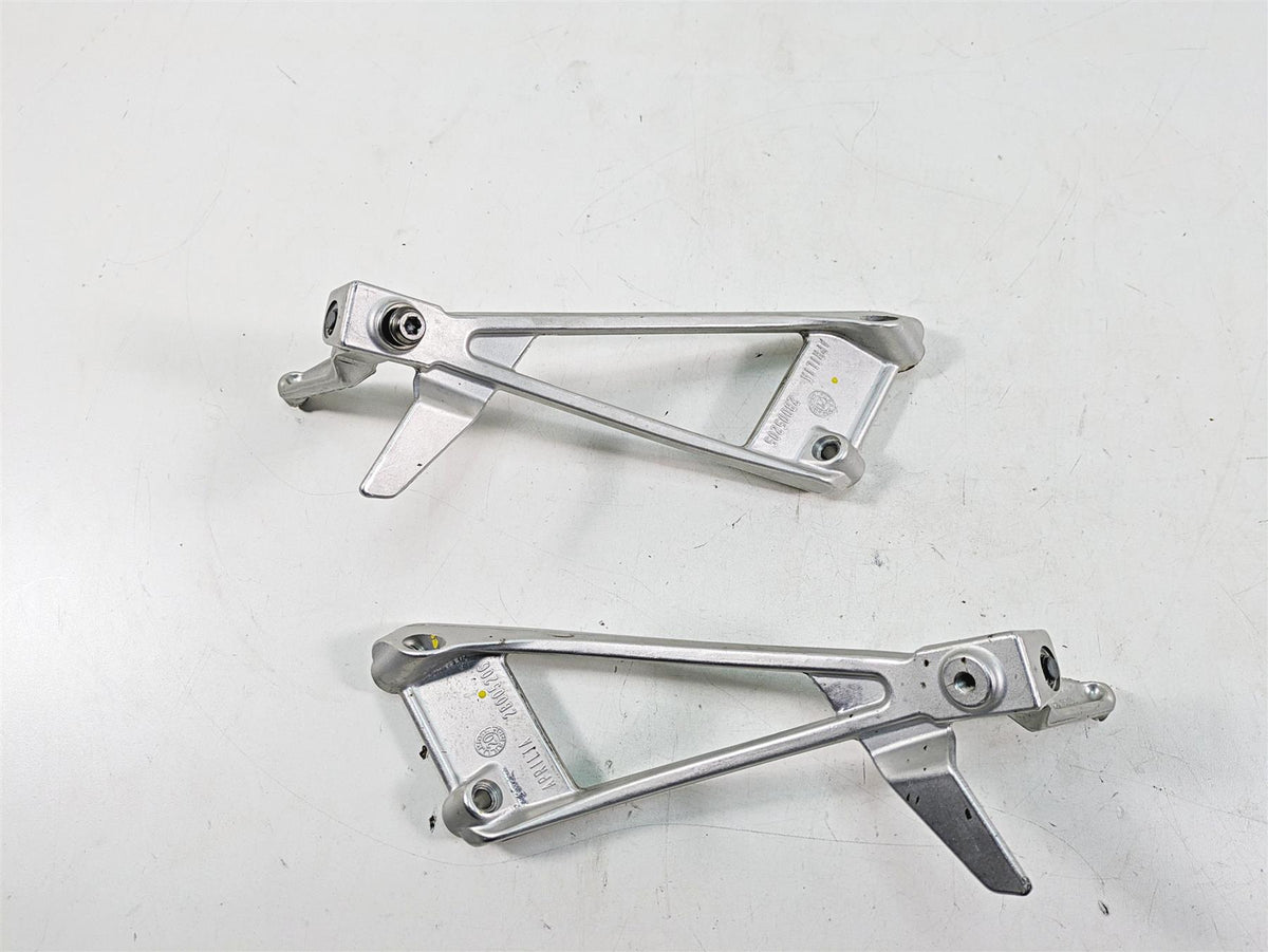 2021 Aprilia RS660 Rear Passenger Footpeg Set - Rash 2B005206 2B005205 {{ shop.shopifyCountryName }} - Mototech271