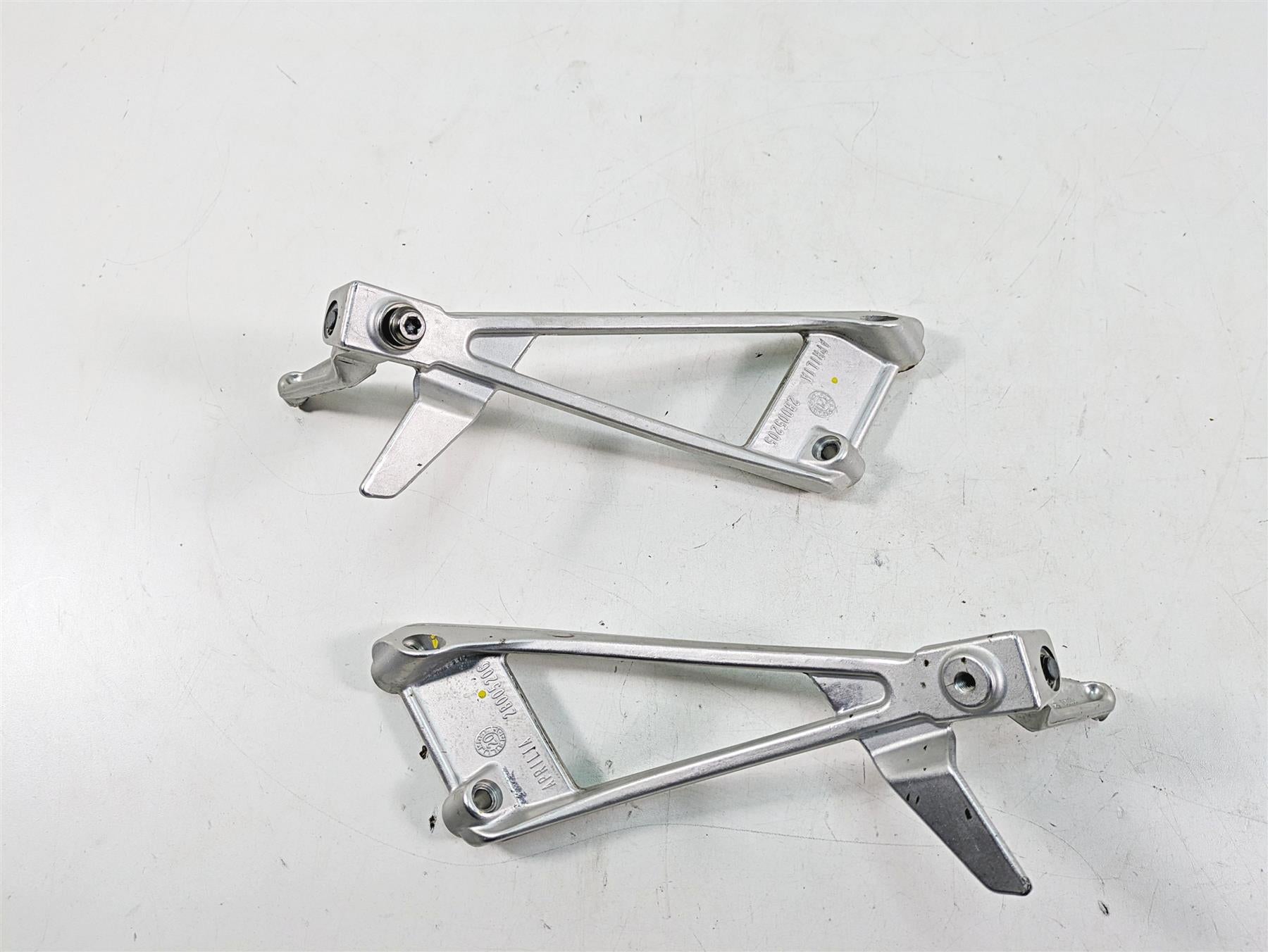 2021 Aprilia RS660 Rear Passenger Footpeg Set - Rash 2B005206 2B005205 {{ shop.shopifyCountryName }} - Mototech271