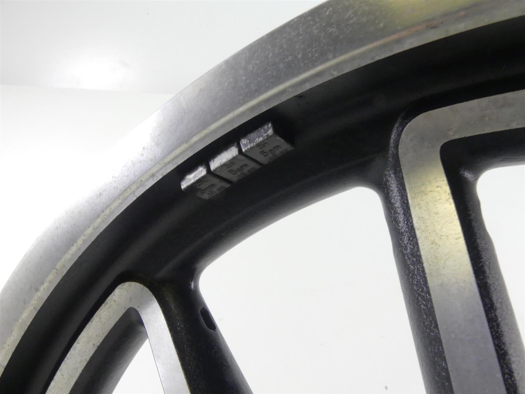 2015 Harley FXDL Dyna Low Rider Straight 19x2.5 Front Wheel Rim 43300280 {{ shop.shopifyCountryName }} - Mototech271