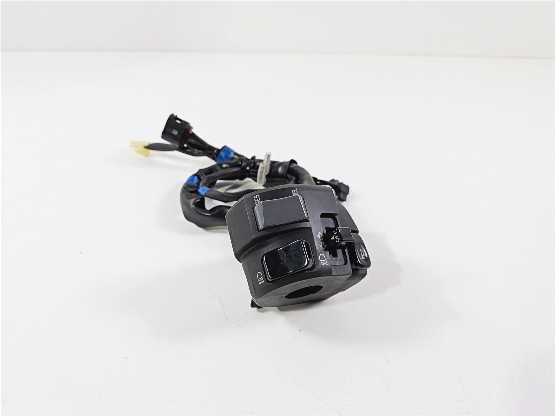2025 Yamaha YZF R7 Nice Left Side Light Hand Control Switch BEB-83969-00-00 {{ shop.shopifyCountryName }} - Mototech271
