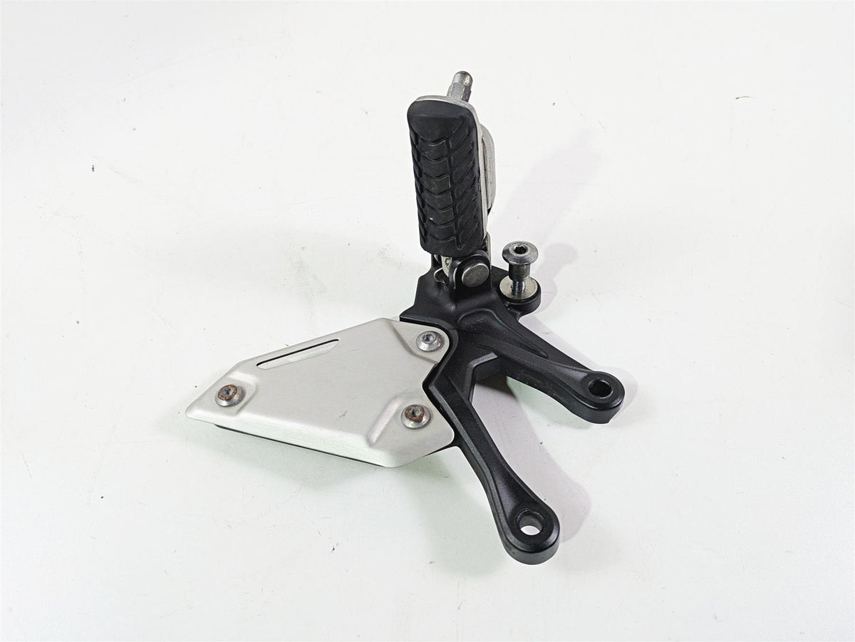 2020 Kawasaki Z900 ZR900 Left Front Foot Peg & Mount 35063-1399-18R {{ shop.shopifyCountryName }} - Mototech271