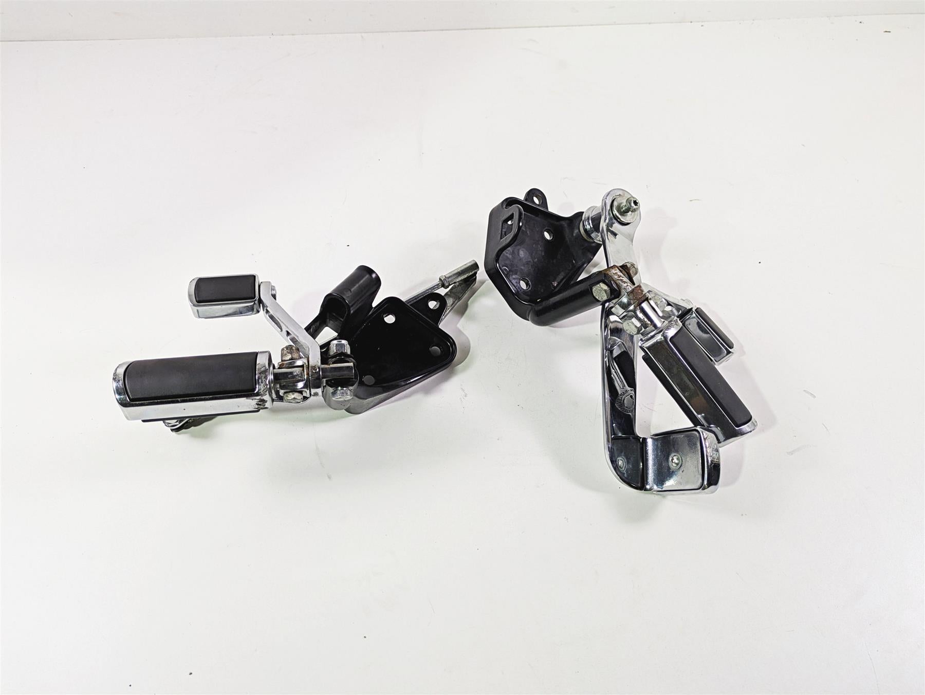 2004 Harley Softail FXSTDI Deuce Front Forward Foot Control Peg 33683-00 42507-00 {{ shop.shopifyCountryName }} - Mototech271