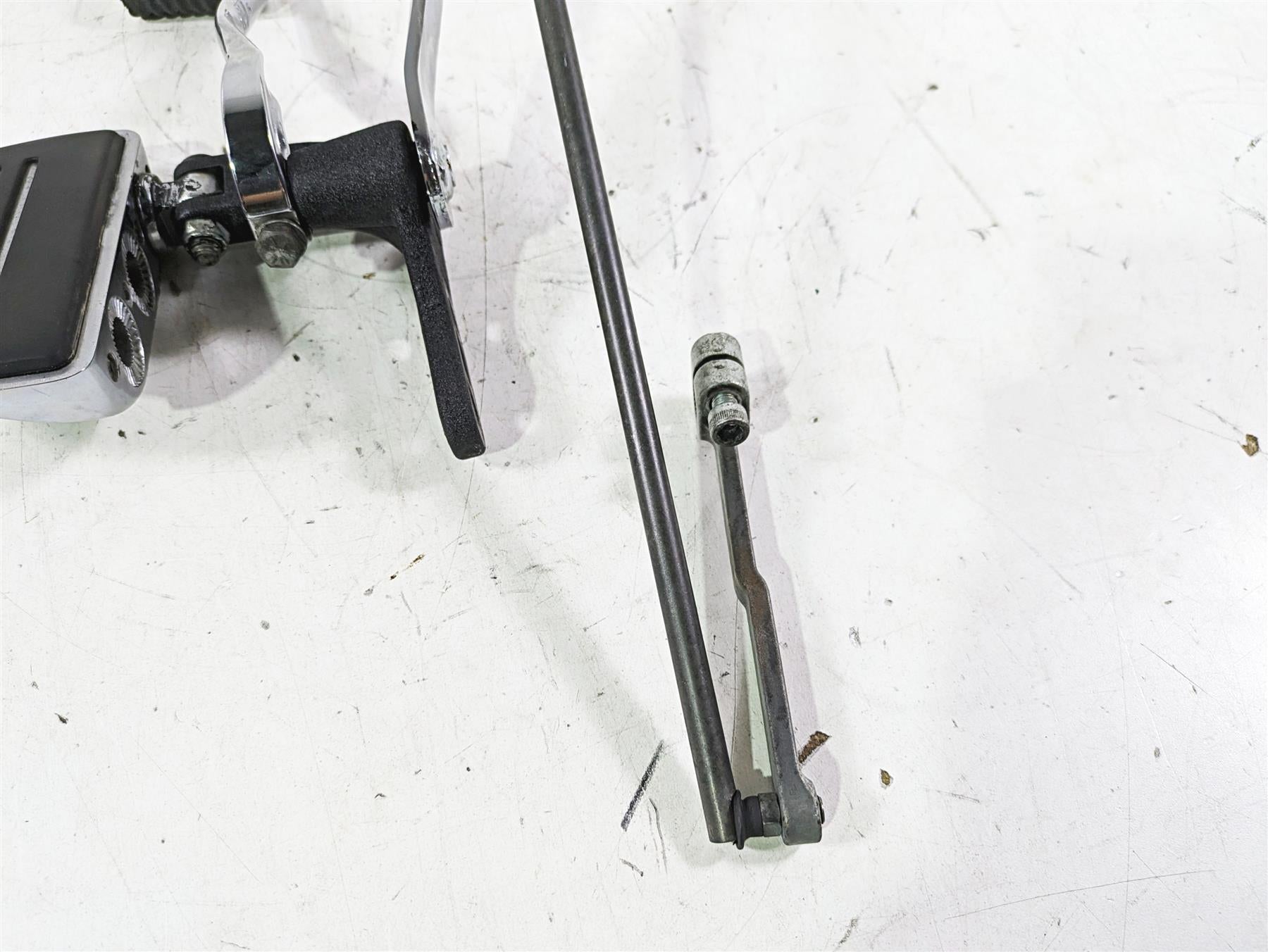 2013 Harley FXDWG Dyna Wide Glide Left Floorboard + Fw Controls - Read 33693-03 {{ shop.shopifyCountryName }} - Mototech271