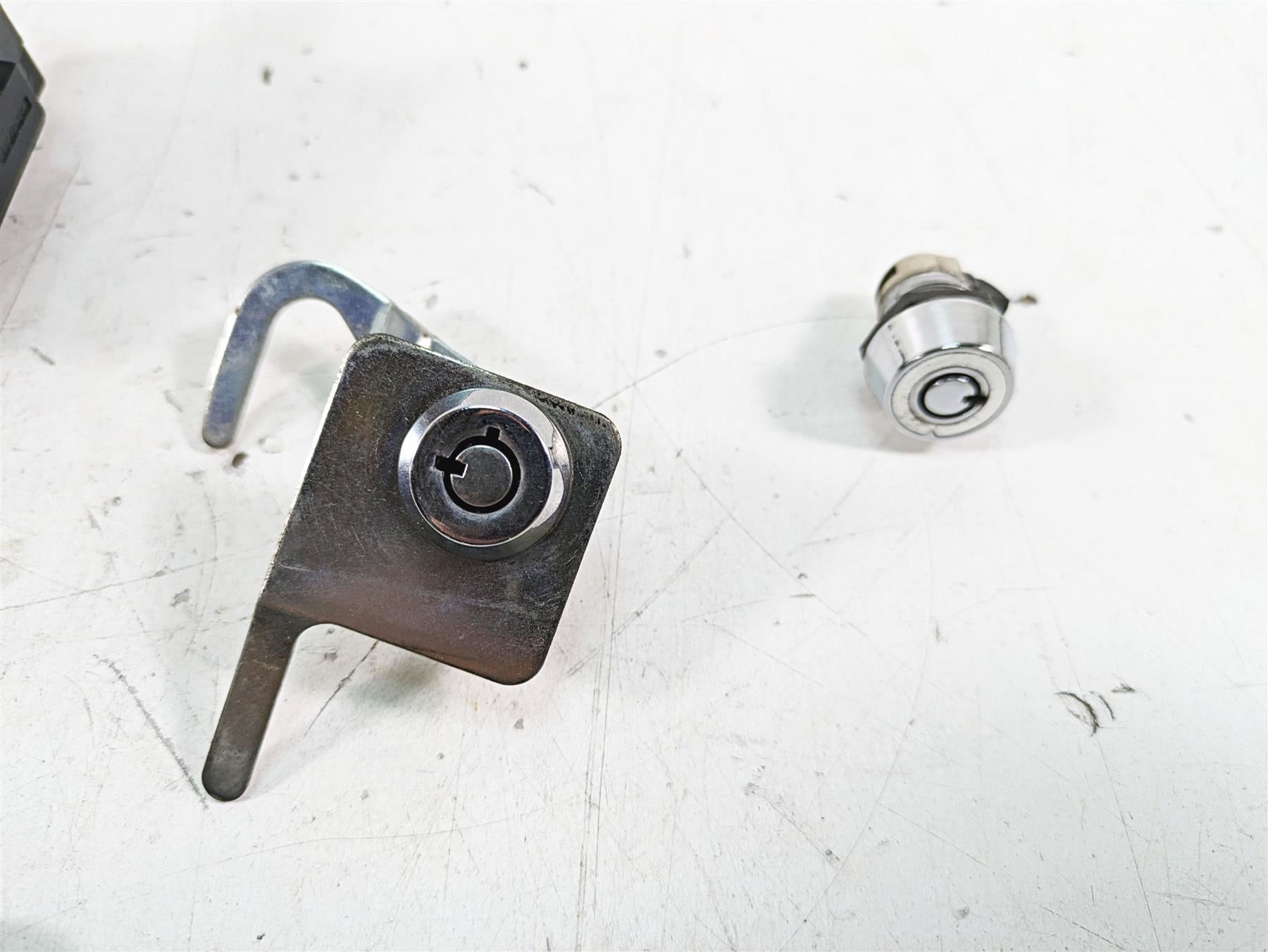 2008 Harley FLHTCU Electra Glide Ignition Switch Key Lock Set 71572-06 {{ shop.shopifyCountryName }} - Mototech271