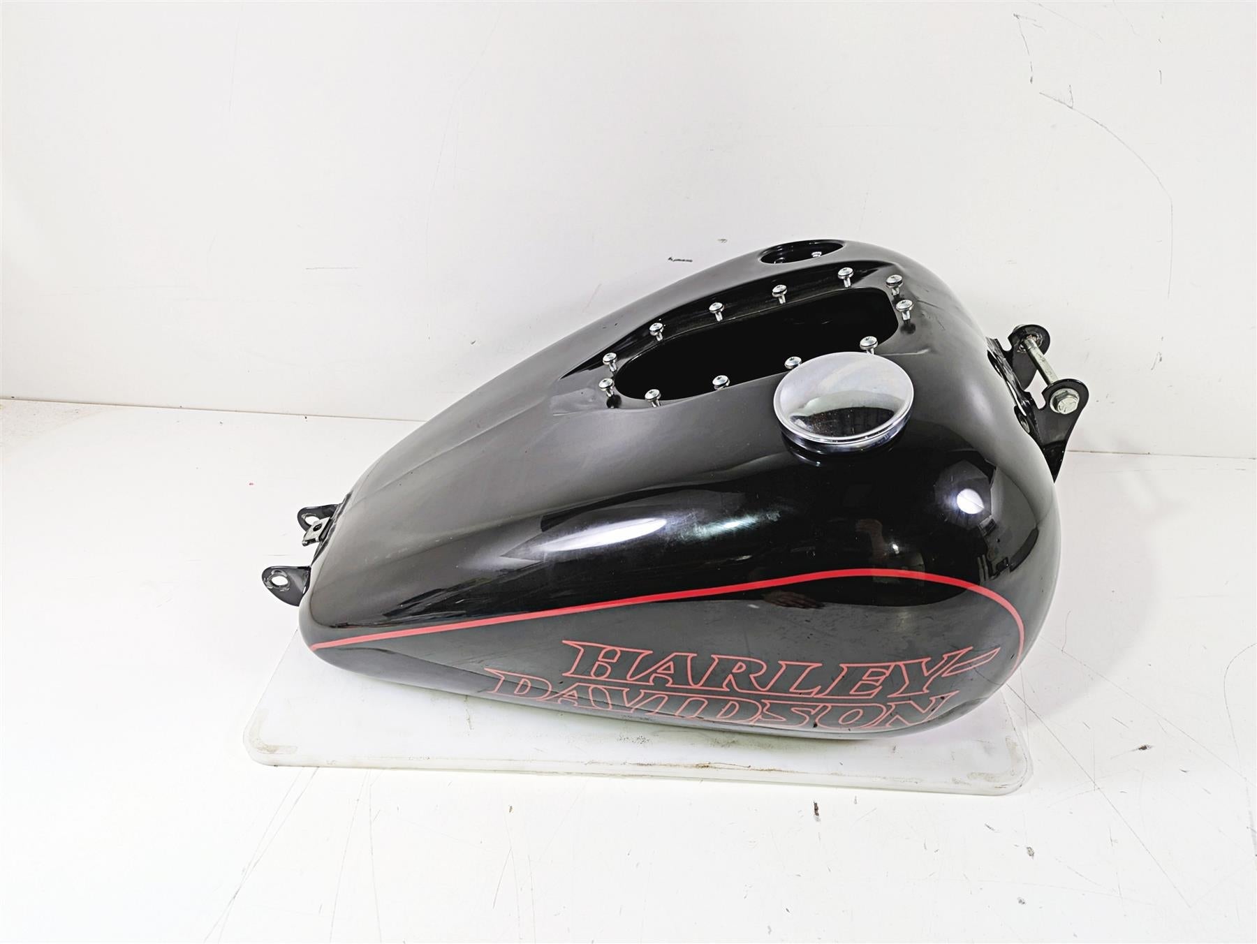 2015 Harley FXDL Dyna Low Rider Fuel Gas Petrol Tank -READ 61593-10 {{ shop.shopifyCountryName }} - Mototech271