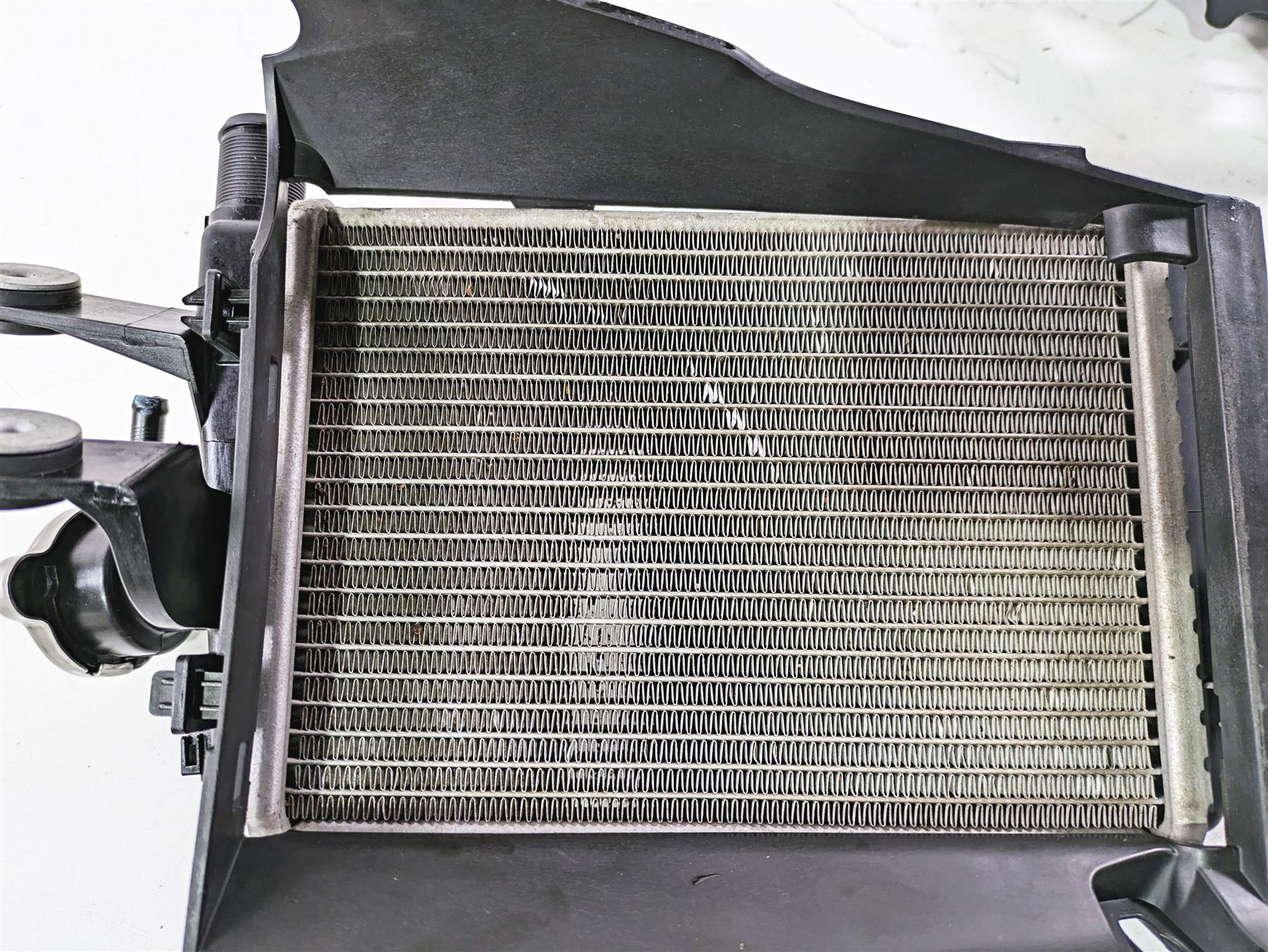 2018 BMW R1200GS GSW K50 Right Radiator + Reservoir Fan & Cover Set 17118546416 {{ shop.shopifyCountryName }} - Mototech271