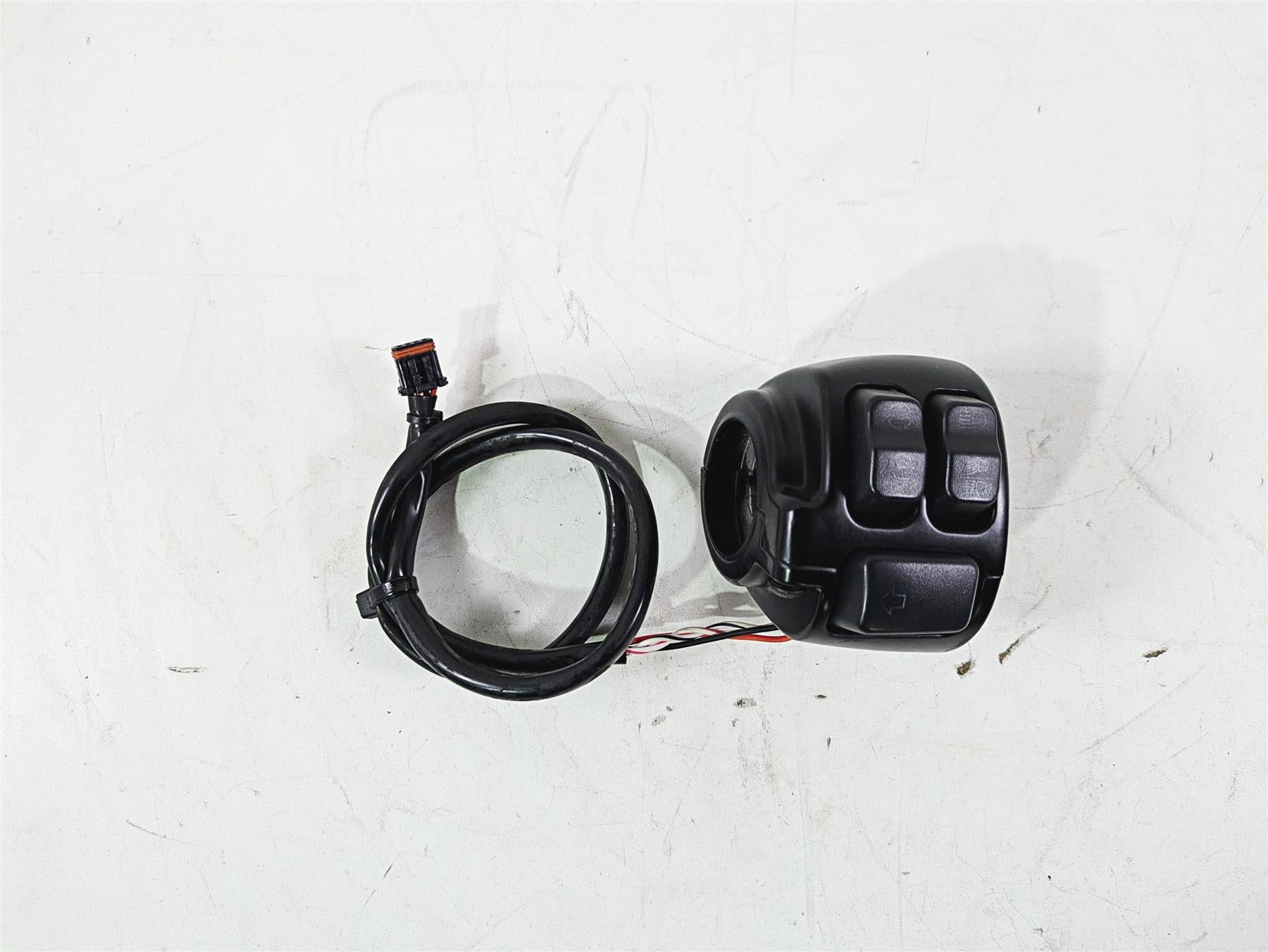 2018 Harley FXBR Softail Breakout Left Hand Blinker Control Switch 71500292 {{ shop.shopifyCountryName }} - Mototech271