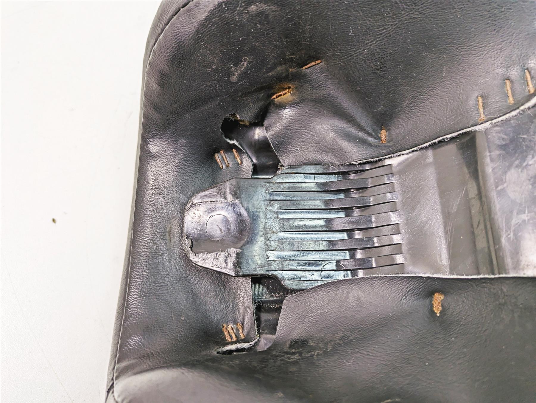 2019 Harley XL883N Sportster Iron Seat Saddle 52000189 {{ shop.shopifyCountryName }} - Mototech271