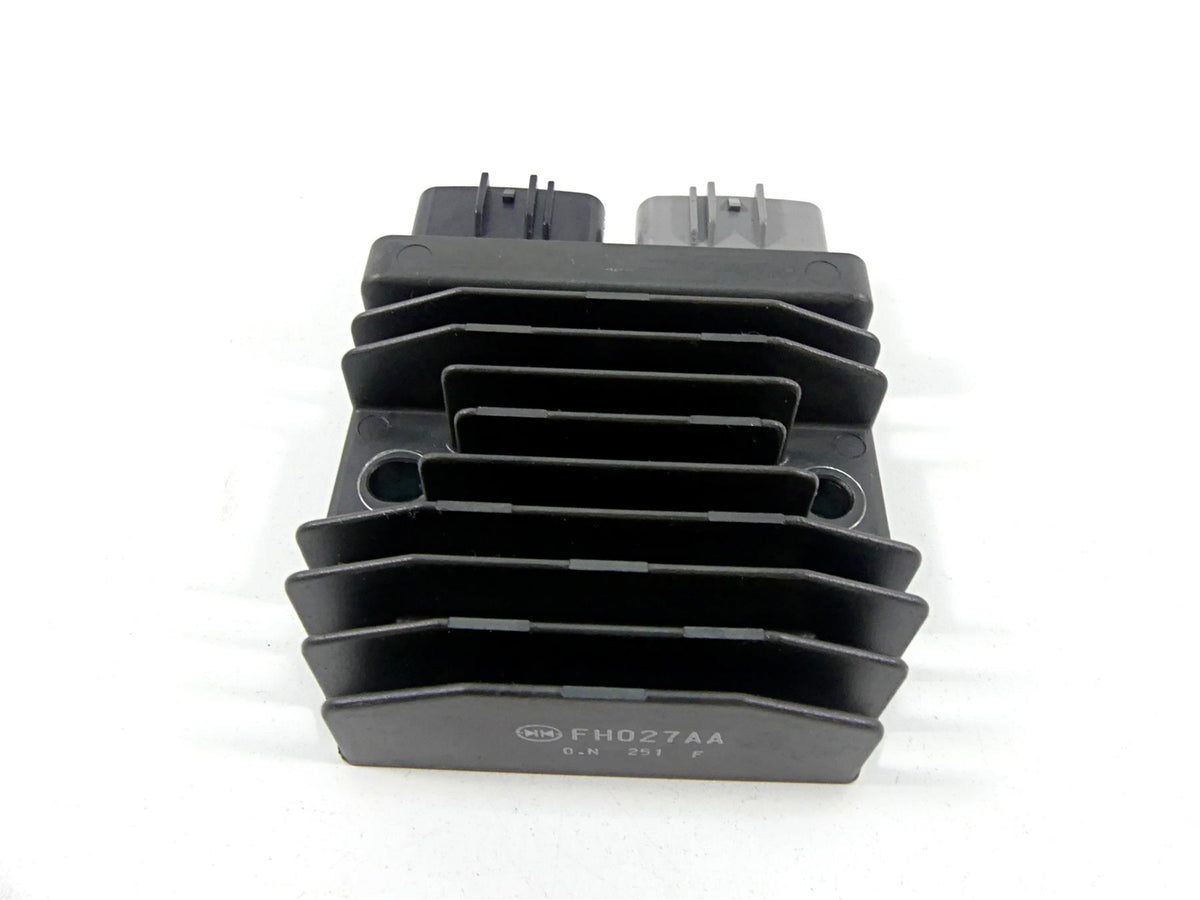 2022 Triumph Speed Triple 1200 RS Rectifier Voltage Regulator T1300679 FH027AA {{ shop.shopifyCountryName }} - Mototech271