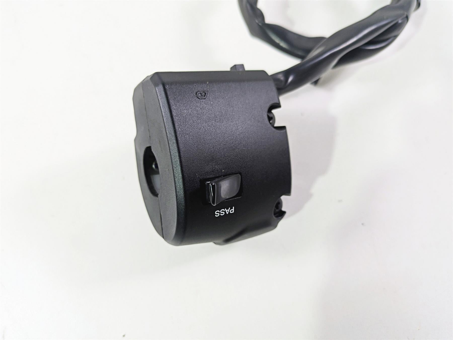 2020 Kawasaki Z900 ZR900 Left Blinker Hand Control Switch - Read 46091-0492 {{ shop.shopifyCountryName }} - Mototech271