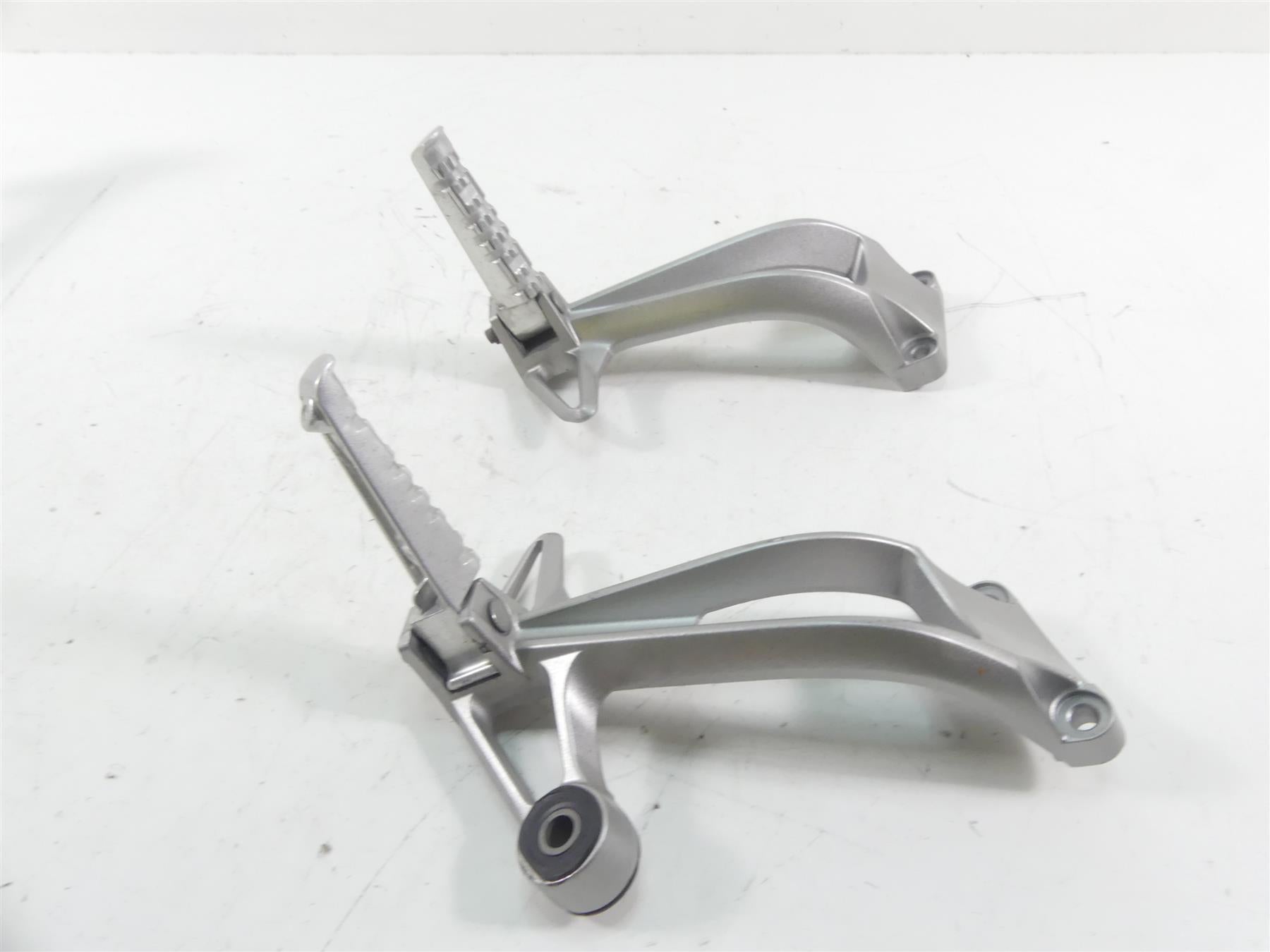 2007 Yamaha FZ1 Fazer Rear Passenger Footpeg Foot Peg Set 2D1-2742L-00-00 {{ shop.shopifyCountryName }} - Mototech271