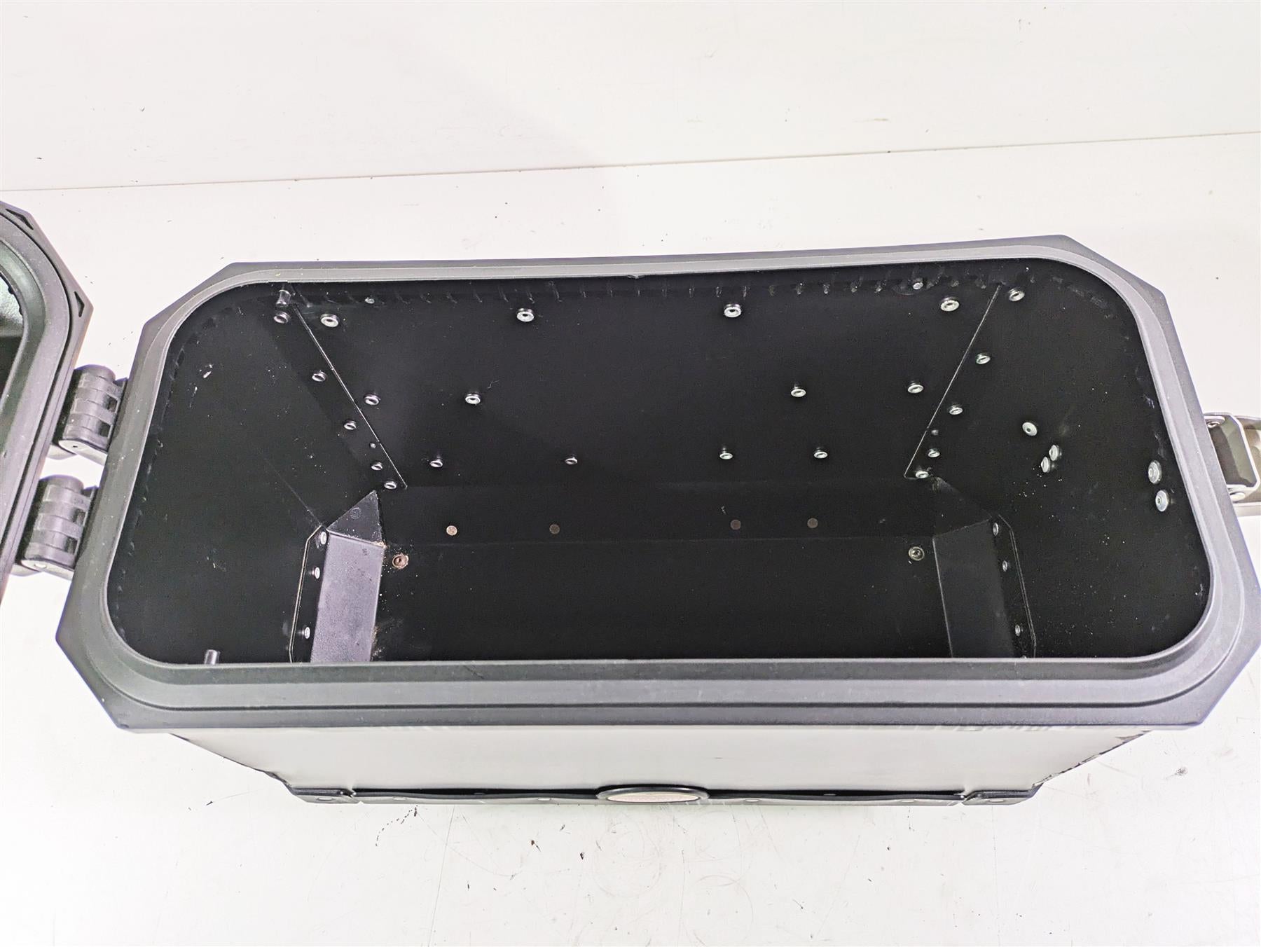 2016 Moto Guzzi Stelvio 1200 8V NTX Left Saddlebag Saddle Bag Case + Keys 886930 {{ shop.shopifyCountryName }} - Mototech271