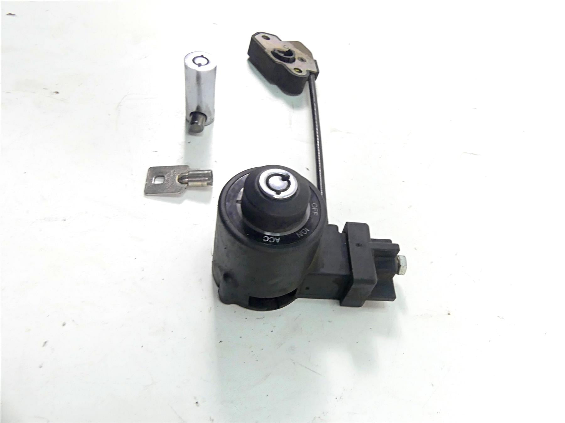 2005 Harley VRSCSE CVO V-Rod Ignition Switch Key Lock Set 71403-01 {{ shop.shopifyCountryName }} - Mototech271
