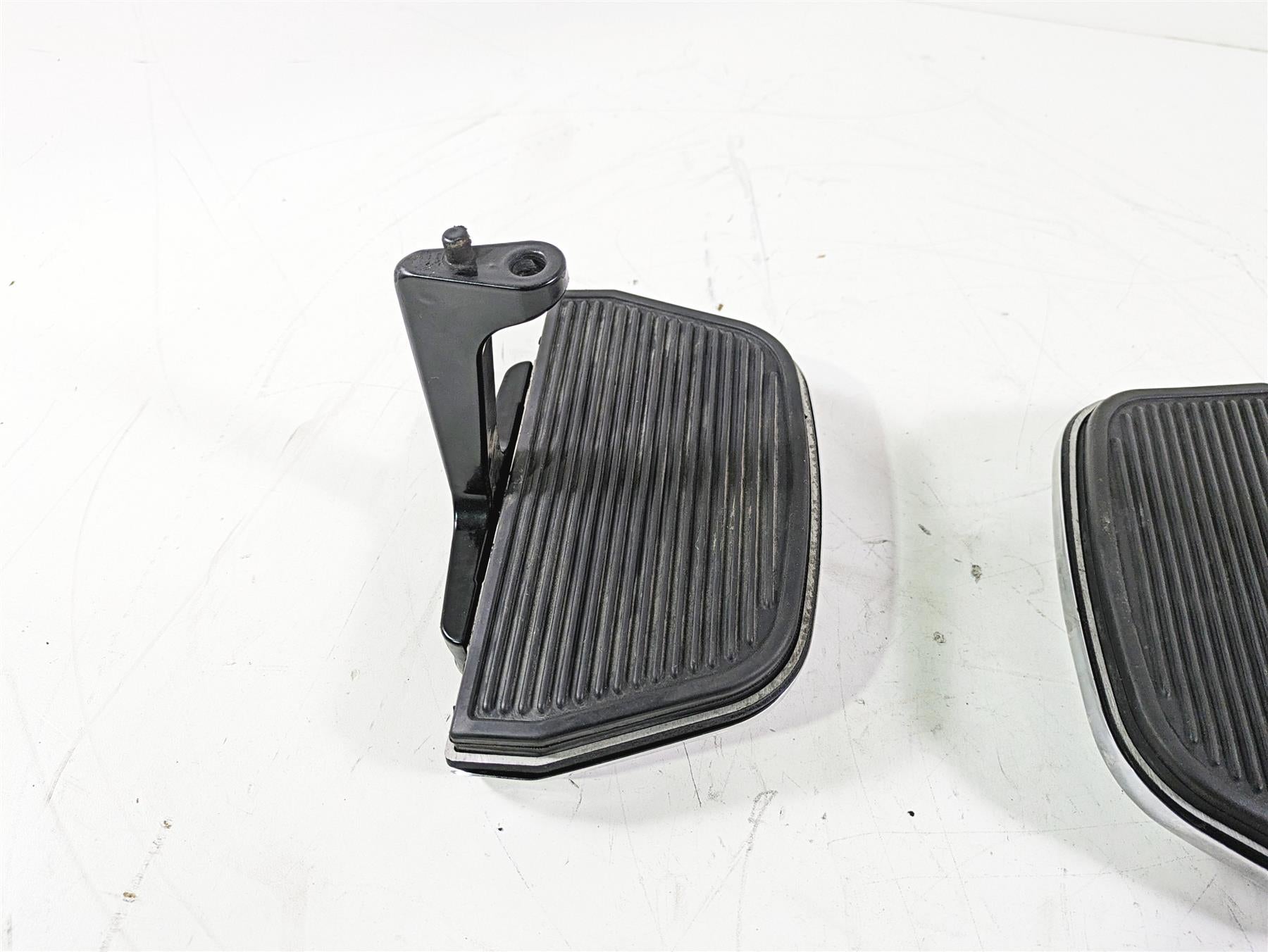 2008 Harley Touring FLHTCU E-Glide 105TH Passenger Floor Board Set 52719-93B {{ shop.shopifyCountryName }} - Mototech271