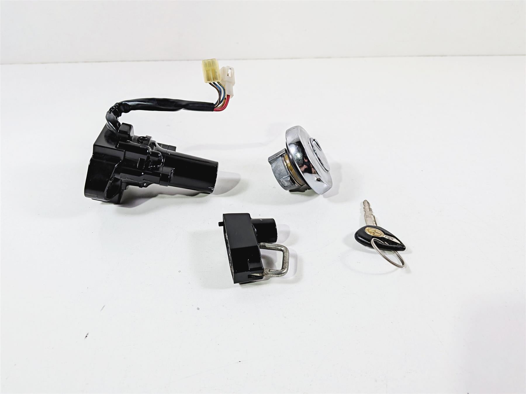 2006 Yamaha XVZ1300 Royal Star Ignition Switch Key Gas Cap Lock Set 1D6-82501-00-00 {{ shop.shopifyCountryName }} - Mototech271