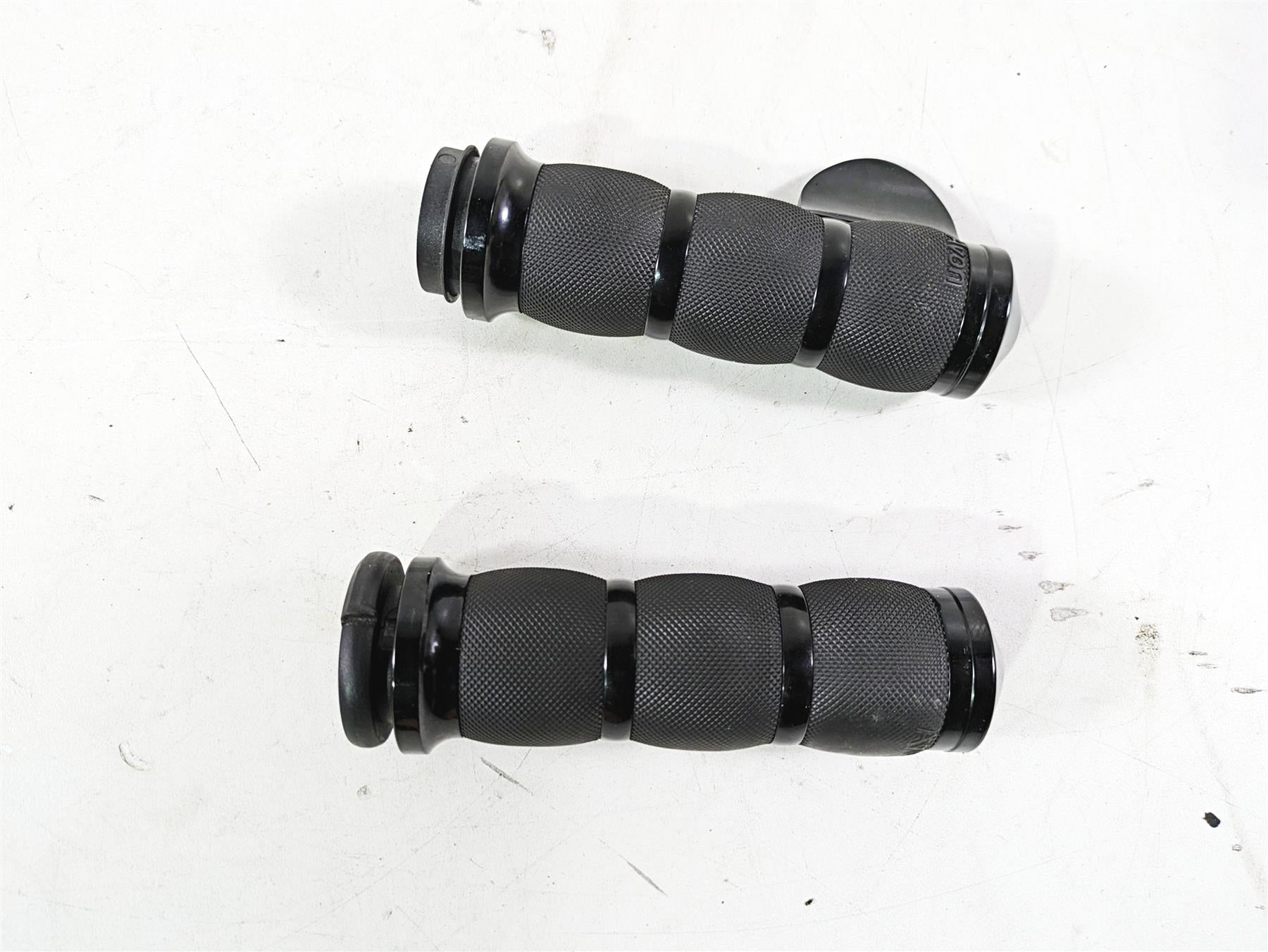 2017 Harley Touring FLTRXS Road Glide Avon Air Cushion Hand Grips AIR-90-AN-B-FL {{ shop.shopifyCountryName }} - Mototech271