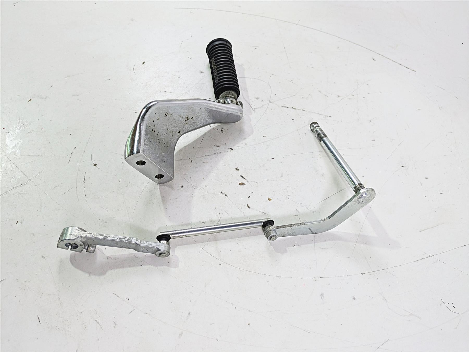 2015 Harley FXDL Dyna Low Rider Left Front Mid Footpeg & Shifter Linkage 50500279 {{ shop.shopifyCountryName }} - Mototech271