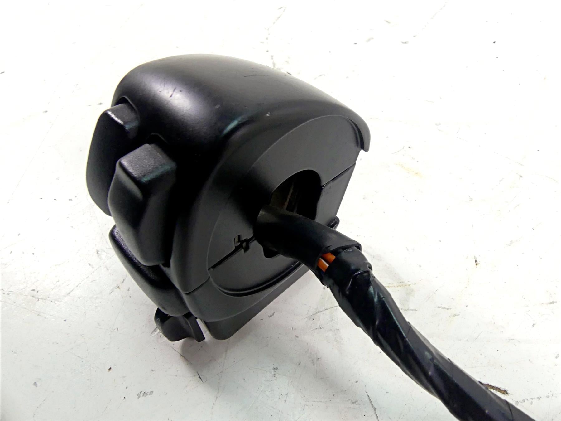 2010 Harley Touring FLHRC Road King Left Hand Control Switch 71682-06A 71685-06A {{ shop.shopifyCountryName }} - Mototech271